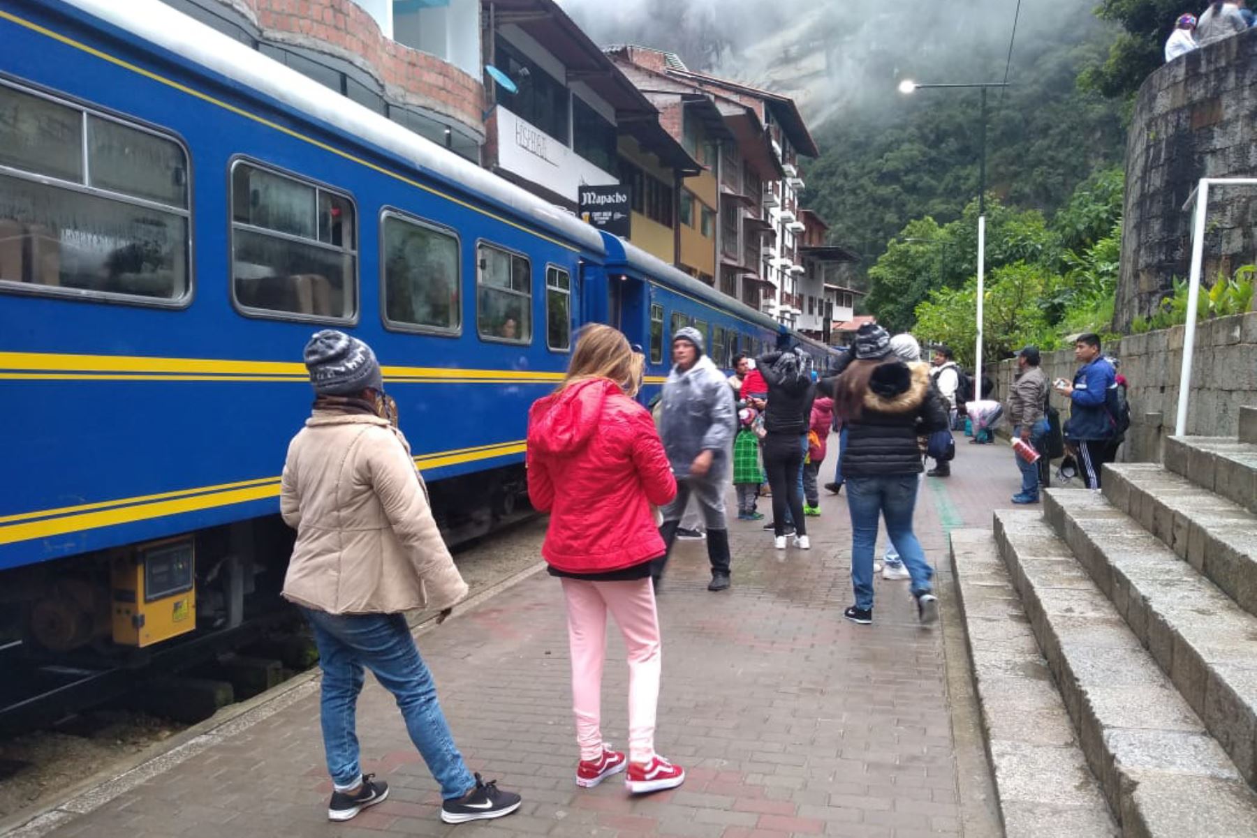 Derrumbe sobre la vía férrea que conduce a Machu Picchu ocasionó suspensión del servicio de trenes. Foto: ANDINA/Percy Hurtado Santillán