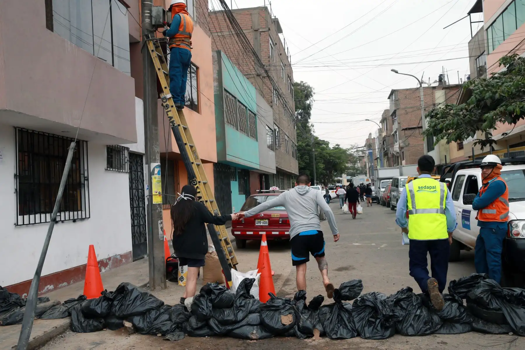 En la Calle Los Tusílagos se concentra labores de evacuación de aguas servidas en SJL. Foto: ANDINA/Norman Córdova