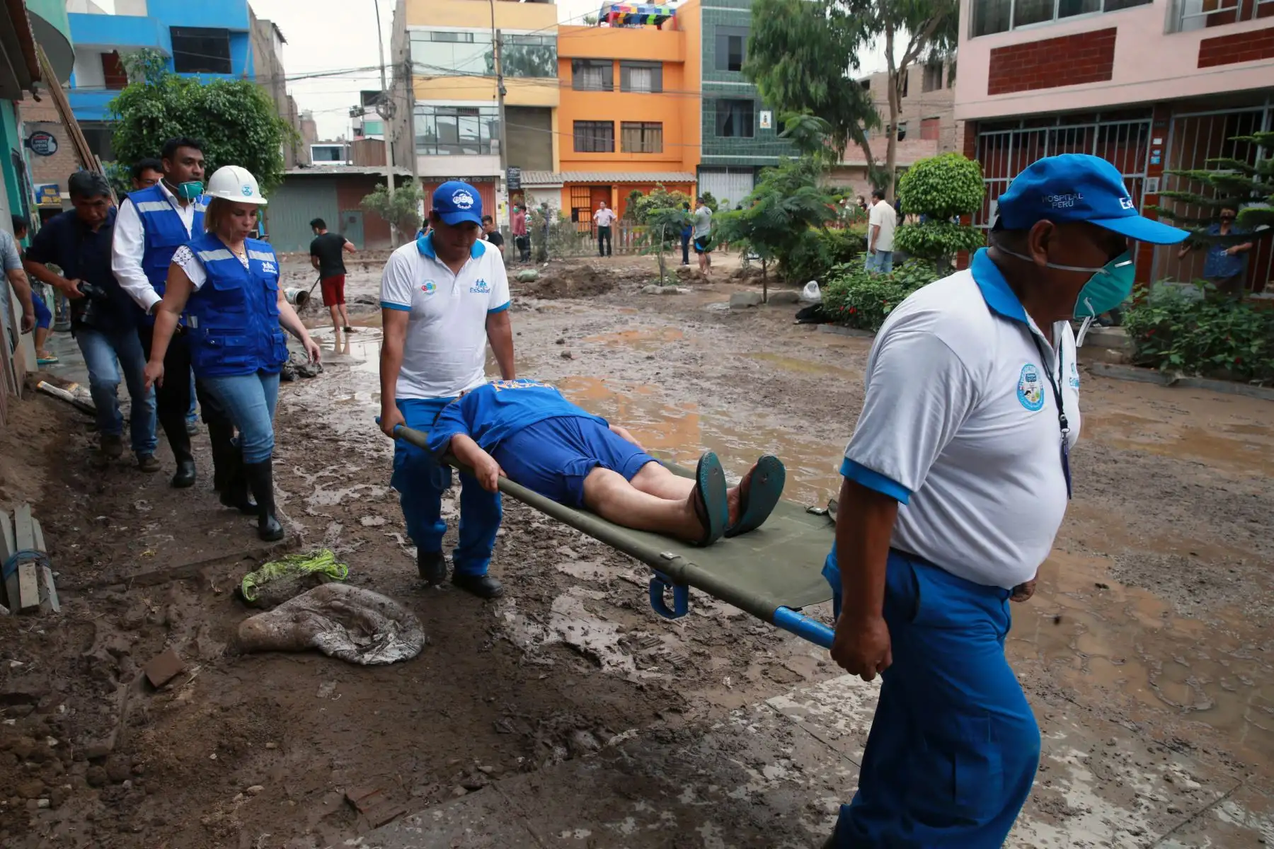 En la Calle Los Tusílagos se concentra labores de evacuación de aguas servidas en SJL. Foto: ANDINA/Norman Córdova