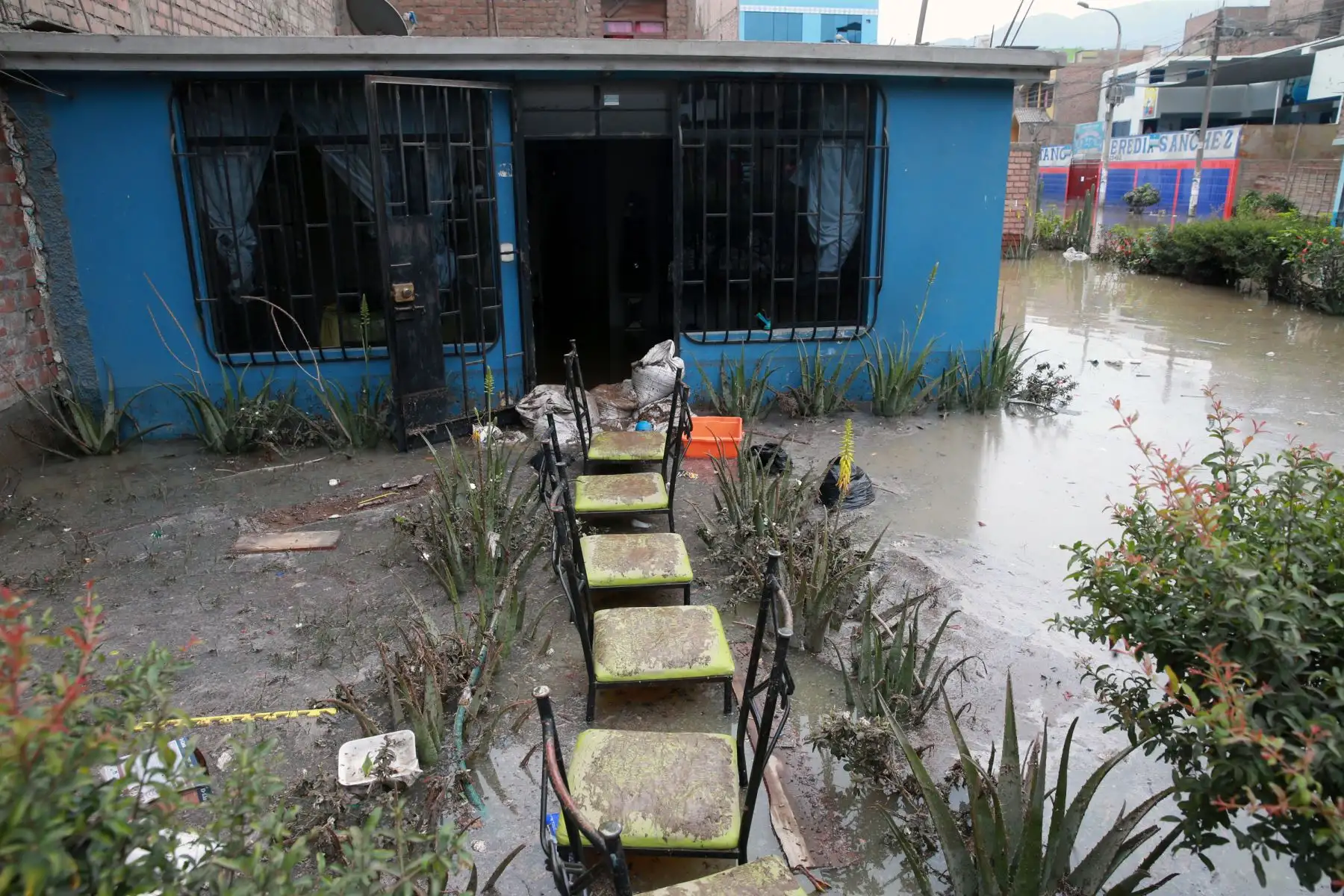 En la Calle Los Tusílagos se concentra labores de evacuación de aguas servidas en SJL. Foto: ANDINA/Norman Córdova