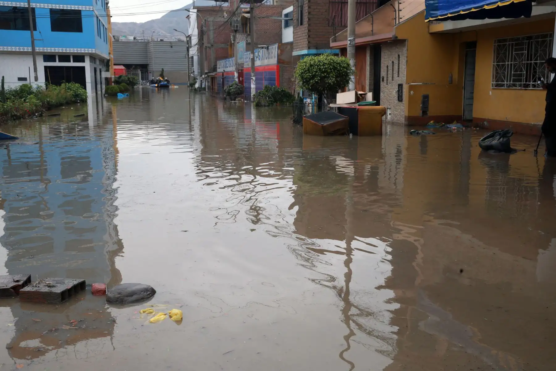 En la Calle Los Tusílagos se concentra labores de evacuación de aguas servidas en SJL. Foto: ANDINA/Norman Córdova