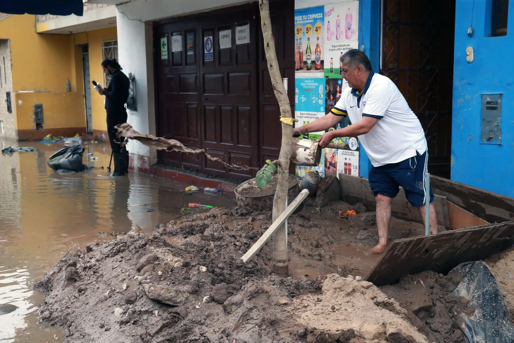 En la Calle Los Tusílagos se concentra labores de evacuación de aguas servidas en SJL. Foto: ANDINA/Norman Córdova