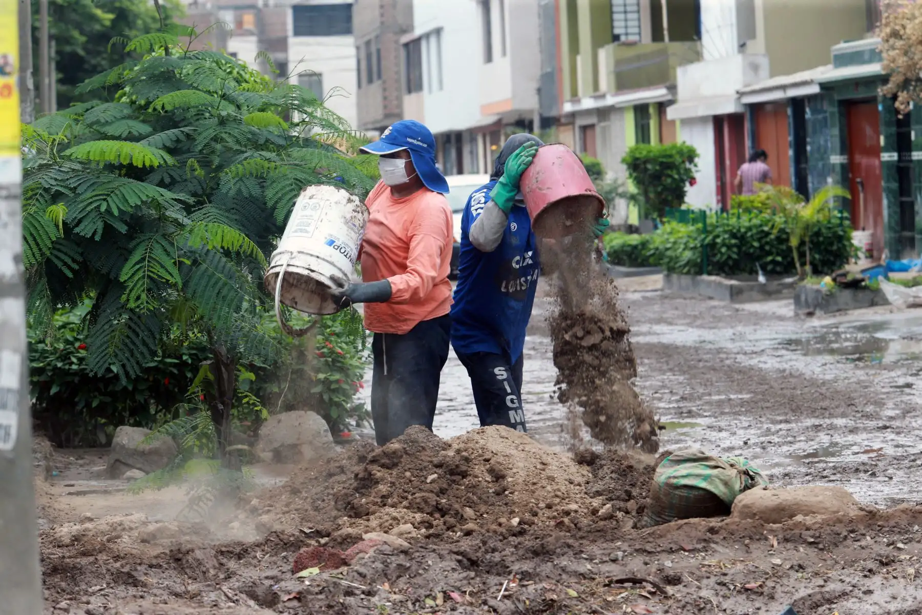 En la Calle Los Tusílagos se concentra labores de evacuación de aguas servidas en SJL. Foto: ANDINA/Norman Córdova