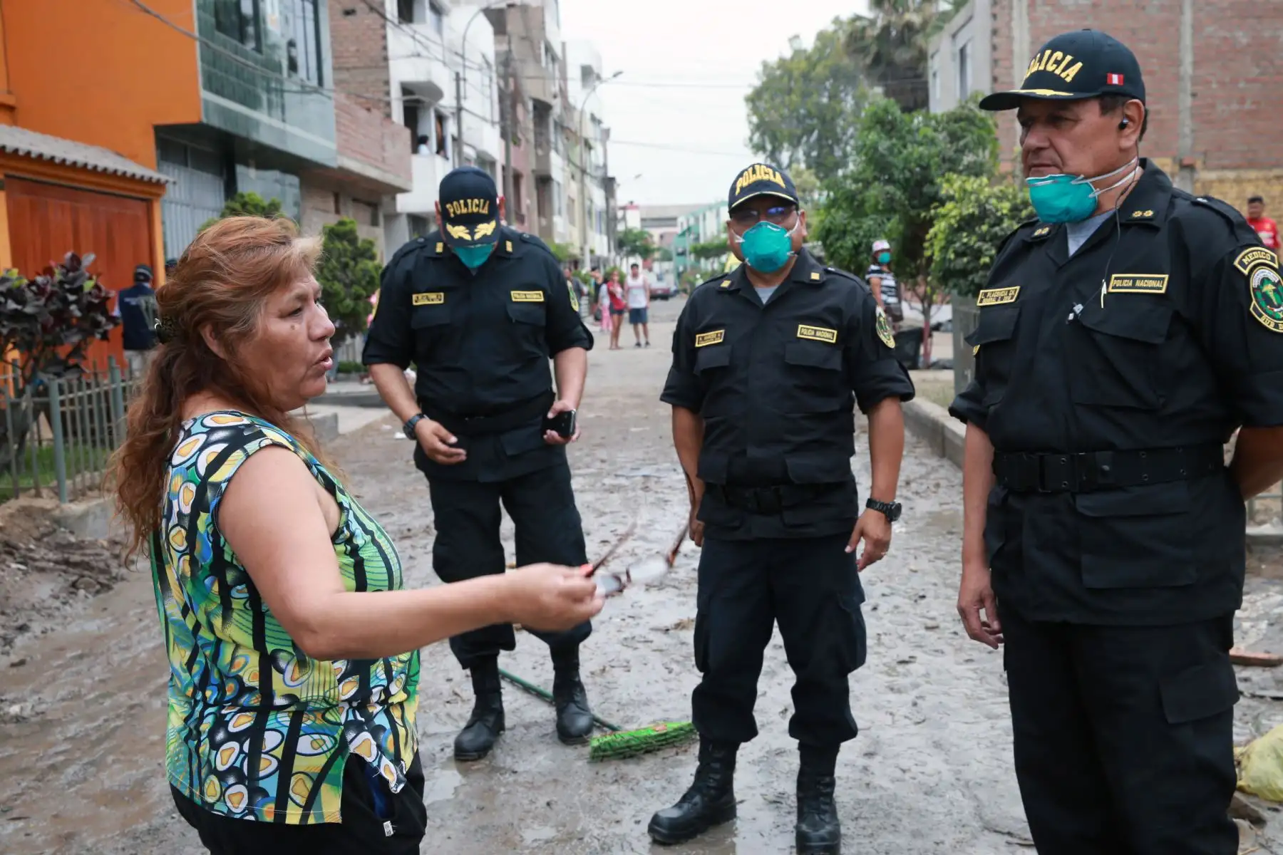 En la Calle Los Tusílagos se concentra labores de evacuación de aguas servidas en SJL. Foto: ANDINA/Norman Córdova