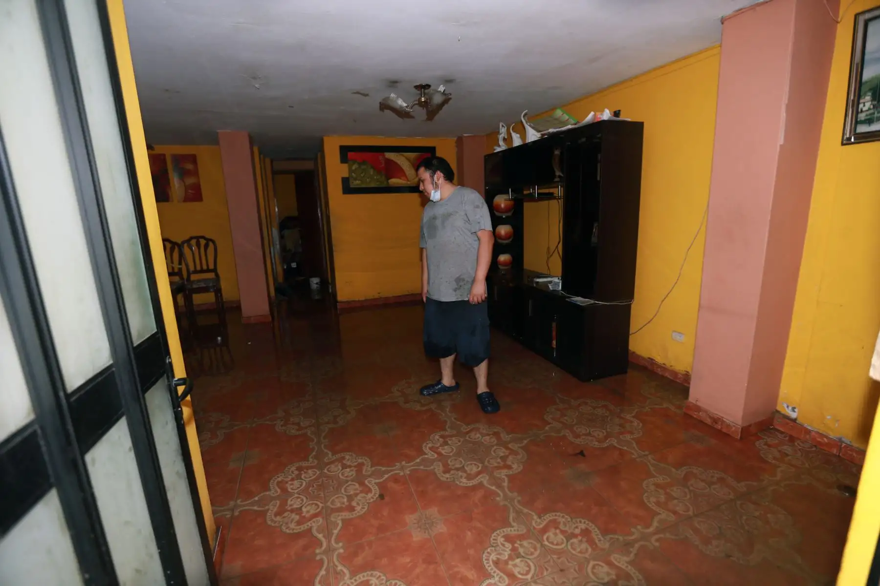 En la Calle Los Tusílagos se concentra labores de evacuación de aguas servidas en SJL. Foto: ANDINA/Norman Córdova