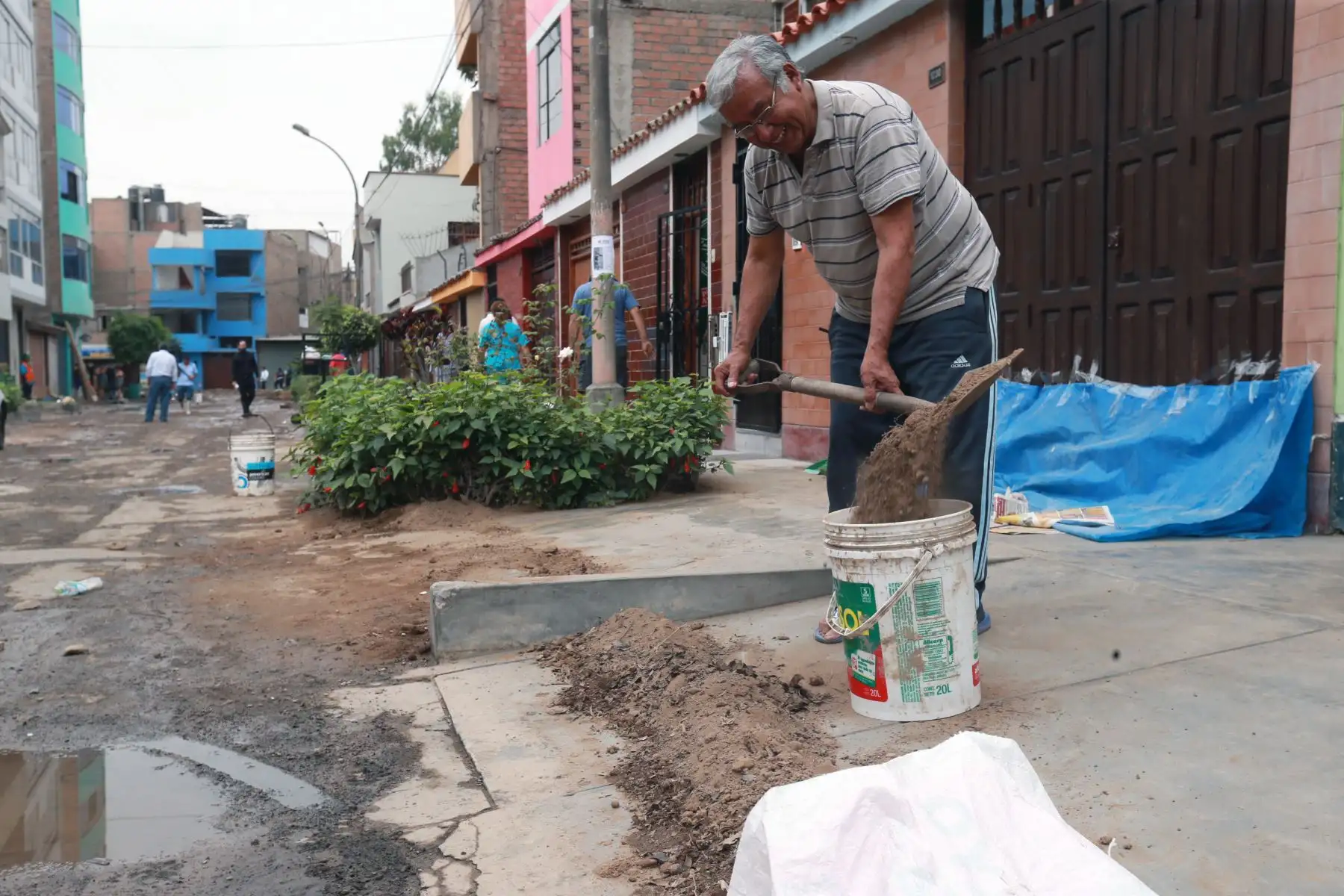 En la Calle Los Tusílagos se concentra labores de evacuación de aguas servidas en SJL. Foto: ANDINA/Norman Córdova