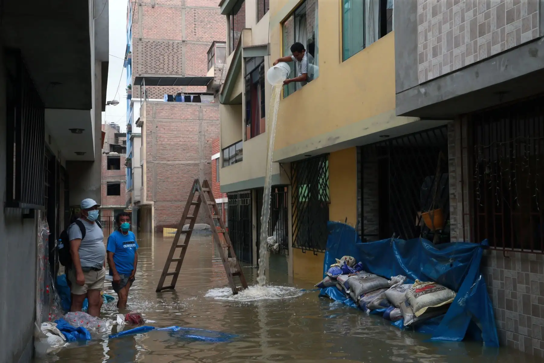 En la Calle Los Tusílagos se concentra labores de evacuación de aguas servidas en SJL. Foto: ANDINA/Norman Córdova