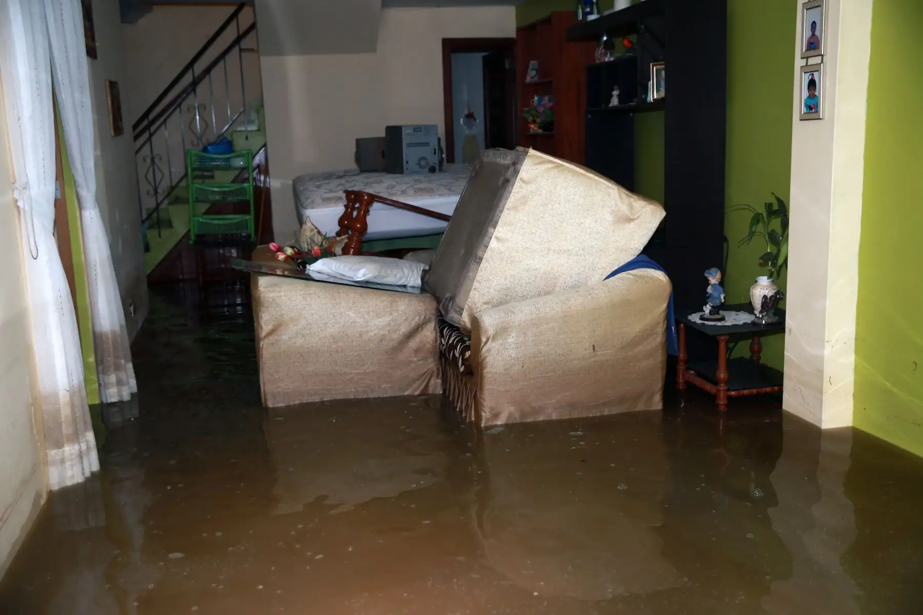 En la Calle Los Tusílagos se concentra labores de evacuación de aguas servidas en SJL. Foto: ANDINA/Norman Córdova
