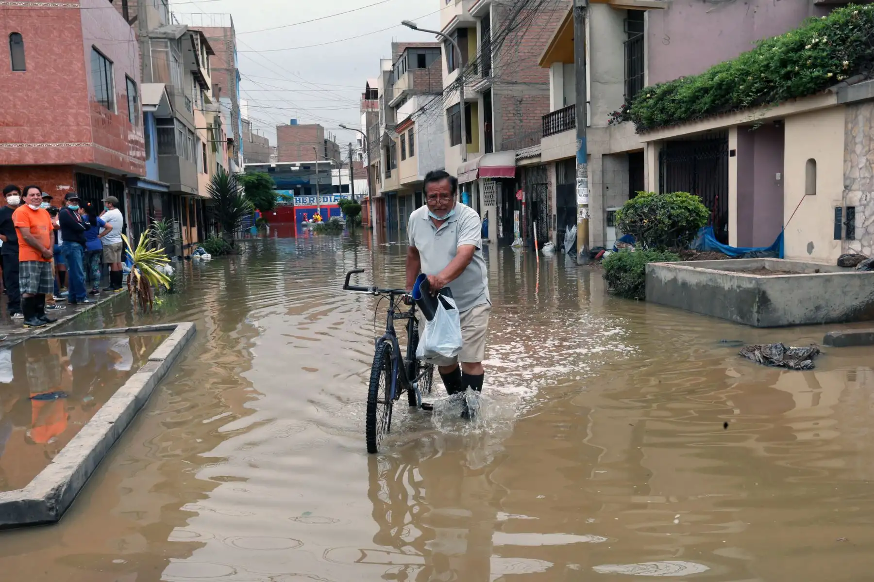 En la Calle Los Tusílagos se concentra labores de evacuación de aguas servidas en SJL. Foto: ANDINA/Norman Córdova