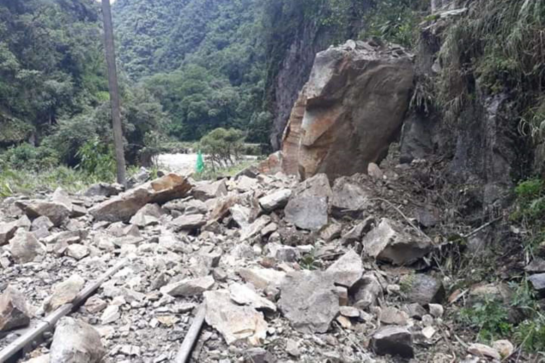 Derrumbe afecta vía férrea del tren Ollantaytambo-Machu Picchu, en Cusco.