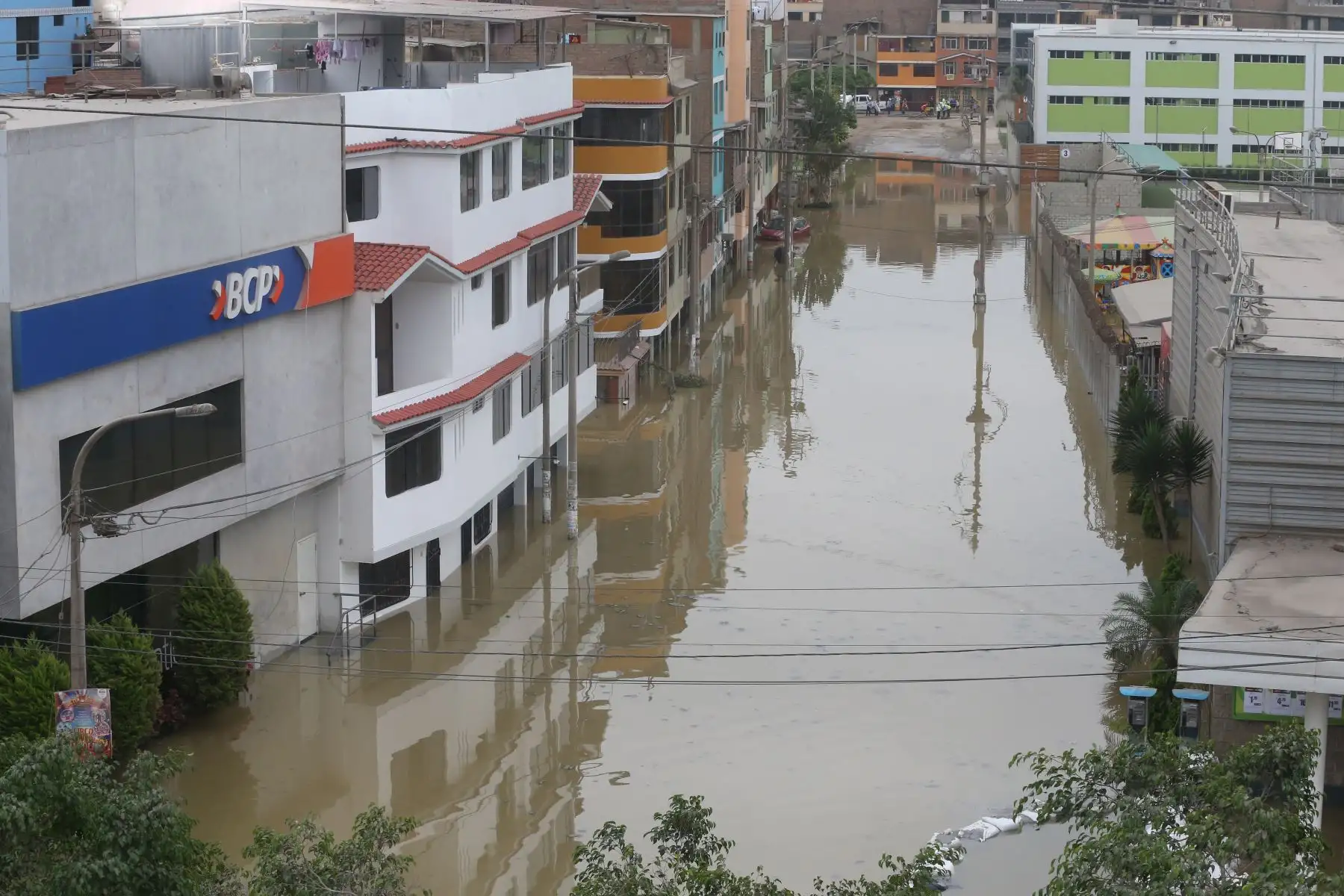 Urbanización Los Jardines de San Juan de Lurigancho, afectada desde ayer por un inmenso aniego de aguas servidas. Foto: ANDINA/ Vidal Tarqui