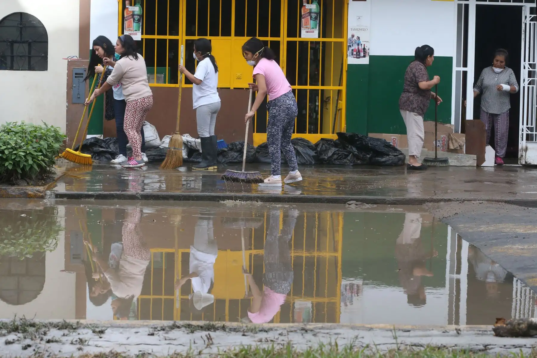 Urbanización Los Jardines de San Juan de Lurigancho, afectada desde ayer por un inmenso aniego de aguas servidas. Foto: ANDINA/ Vidal Tarqui