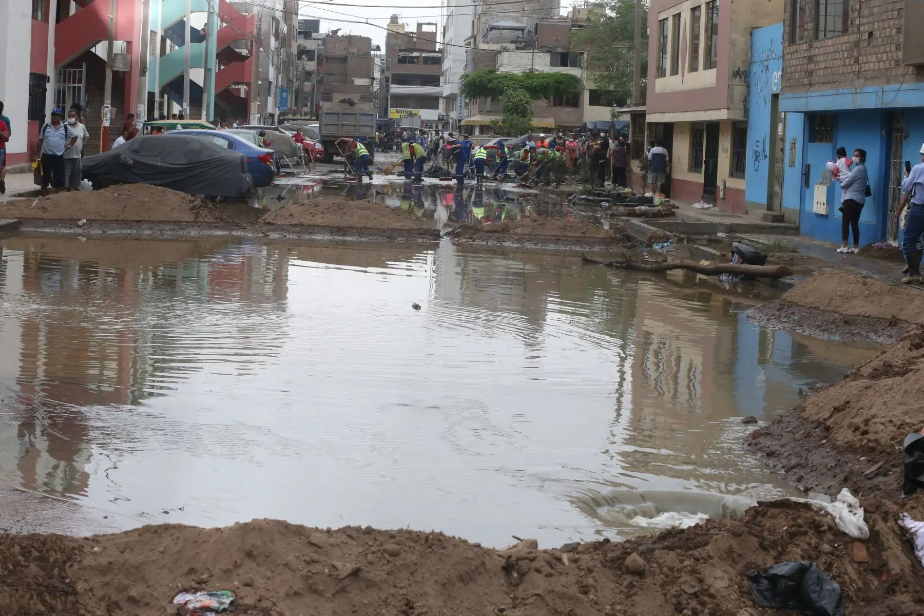 Urbanización Los Jardines de San Juan de Lurigancho, afectada desde ayer por un inmenso aniego de aguas servidas. Foto: ANDINA/ Vidal Tarqui