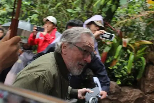 En medio de una tarde lluviosa, llegó el actor Rober de Niro al distrito de Machu Picchu, en la región Cusco.