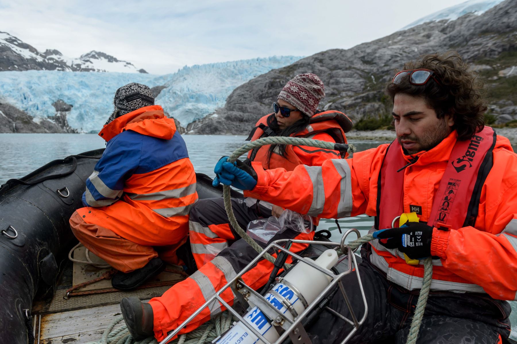 El biólogo marino Marco Pinto prepara un instrumento de medición de conductividad, temperatura y profundidad (CTD) durante la investigación en el fiordo Seno Ballena frente al glaciar Santa Ines en Punta Arenas, Chile Foto: AFP