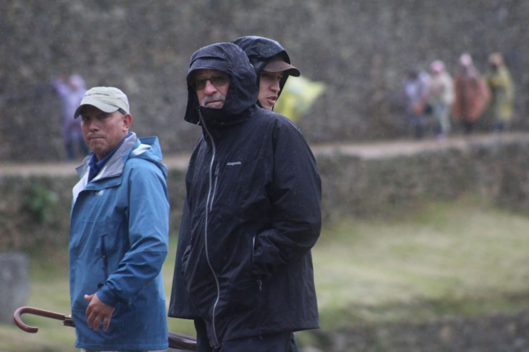 Pese a la persistente lluvia que caía sobre el distrito de Machu Picchu, el actor estadounidense Robert de Niro recorre la ciudadela inca.