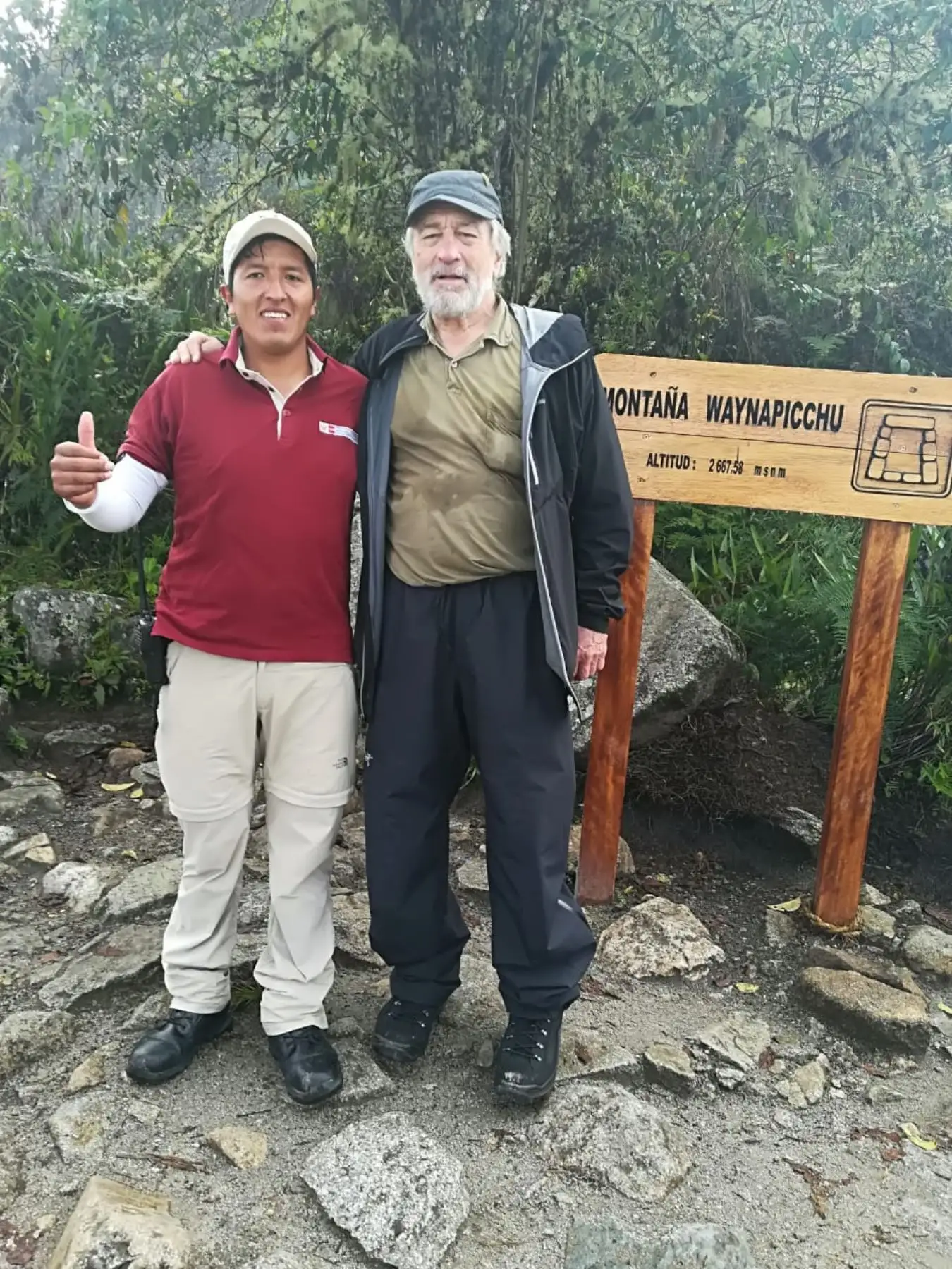 Robert De Niro mostró sencillez y accedió a fotografiarse con trabajadores del Santuario. ANDINA/Percy Hurtado Santillán