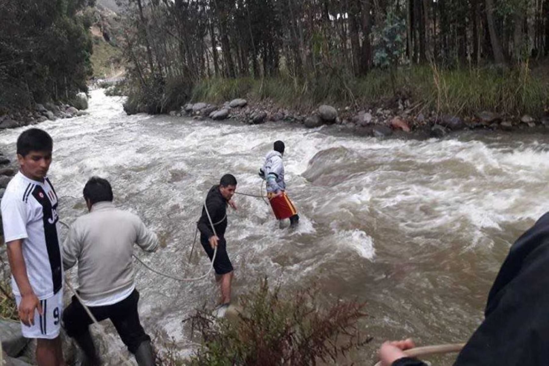 Una madre de familia, acompañada de sus hijos, intentó cruzar un puente artesanal en el distrito de Huachón, en la provincia y región Pasco, pero lamentablemente resbalaron y su hija perdieron la vida al caer al río.