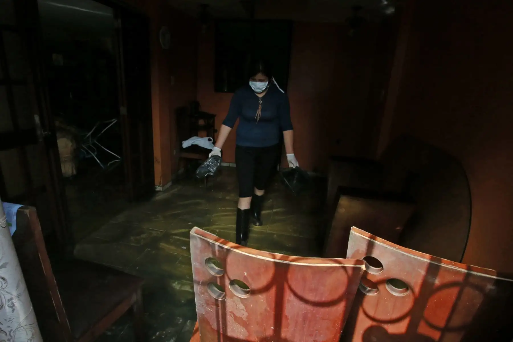 Propietaria realiza  labores de limpieza dentro de su casa en la zona del aniego en San Juan de Lurigancho. Foto: ANDINA/Nathalie Sayago