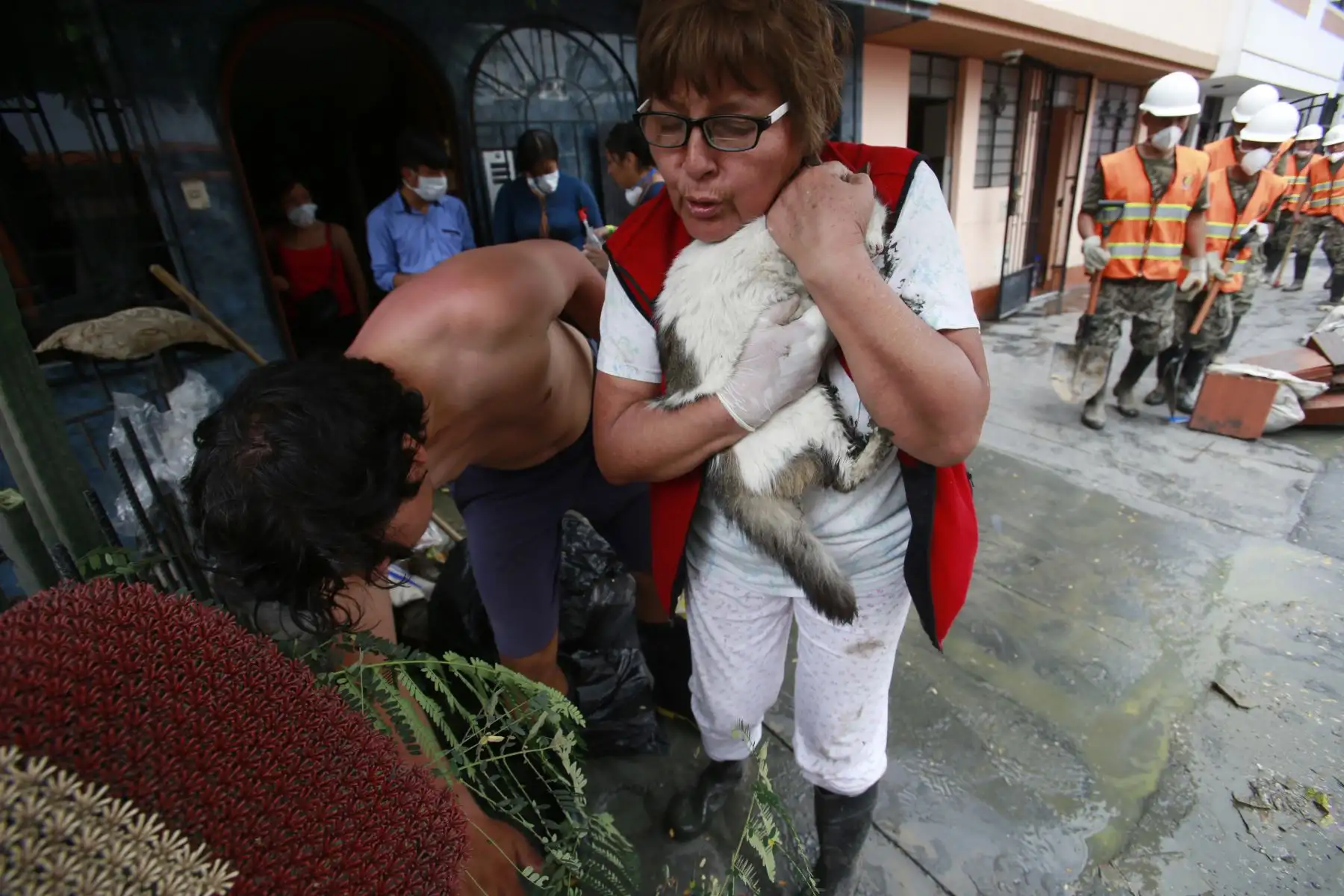 Dueña rescata a su mascota mientras realizaba las labores de limpieza a causa del aniego  en San Juan de Lurigancho.  Foto: ANDINA/Nathalie Sayago