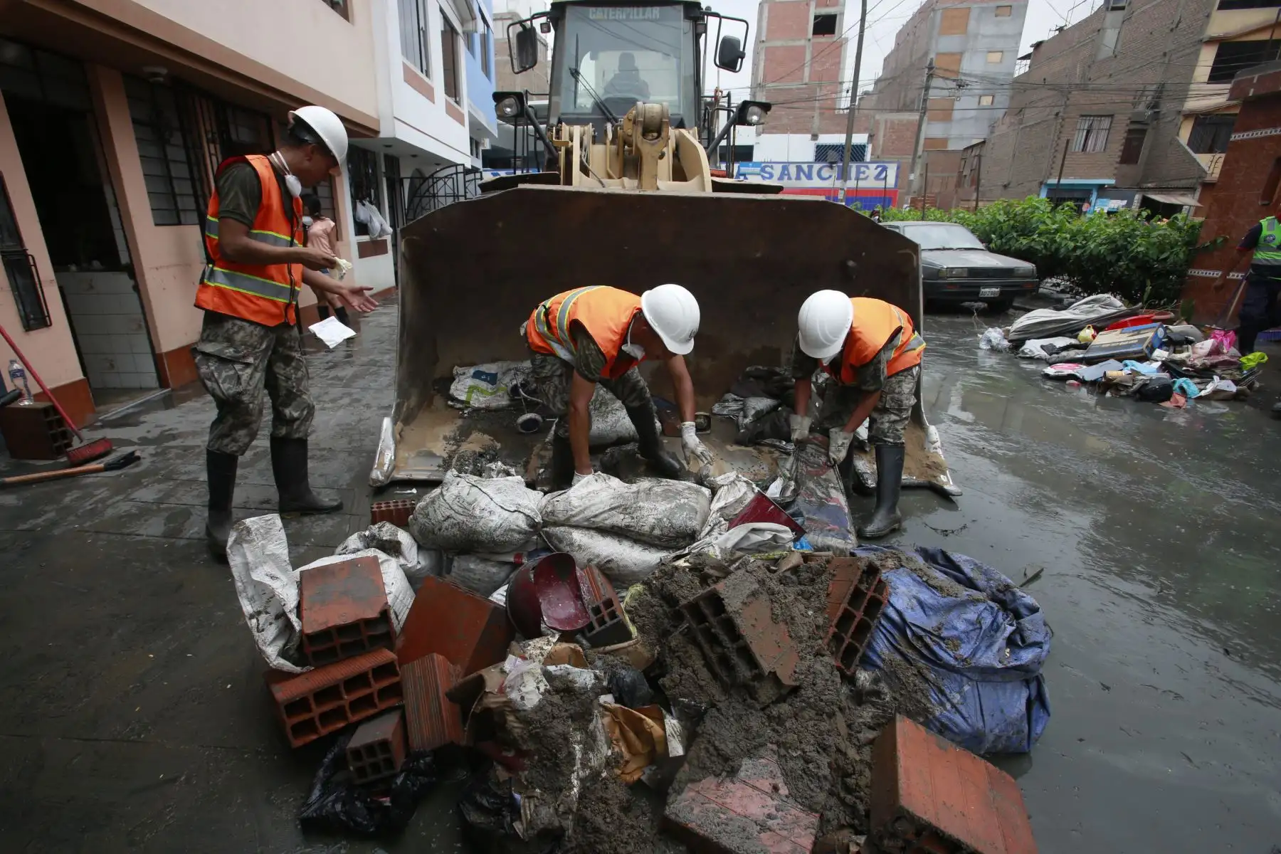 Soldados de la 1era Brigada Multipropósito apoyan a la comunidad en las labores de limpieza en la zona del aniego en San Juan de Lurigancho. Foto: ANDINA/Nathalie Sayago