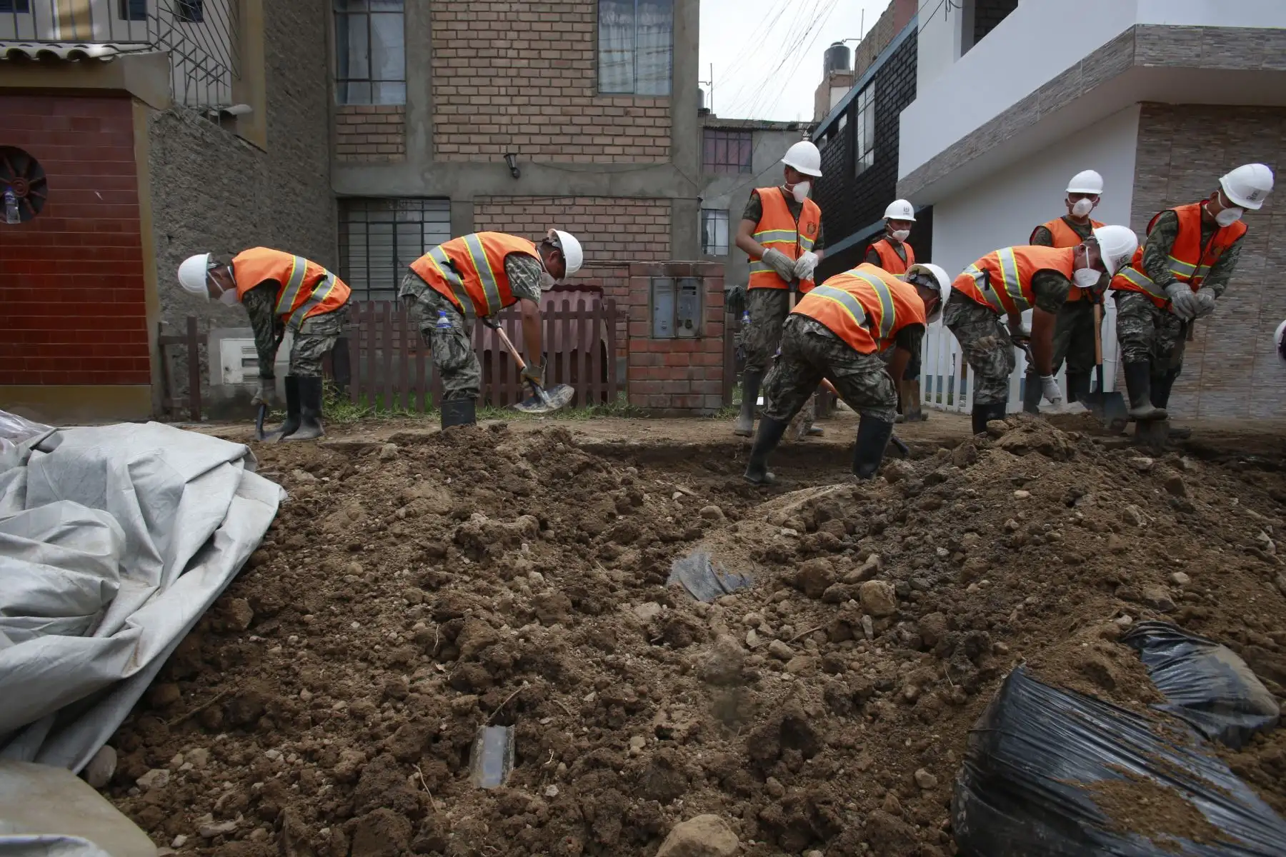 Soldados de la 1era Brigada Multipropósito apoyan a la comunidad en las labores de limpieza en la zona del aniego en San Juan de Lurigancho. Foto: ANDINA/Nathalie Sayago