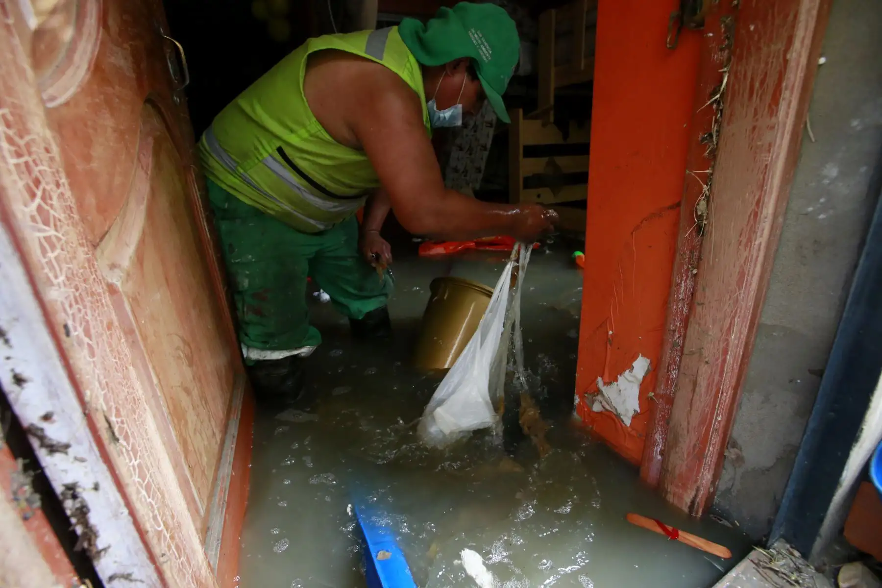 Continúan las labores de limpieza en la zona del aniego en San Juan de Lurigancho. Foto: ANDINA/Nathalie Sayago