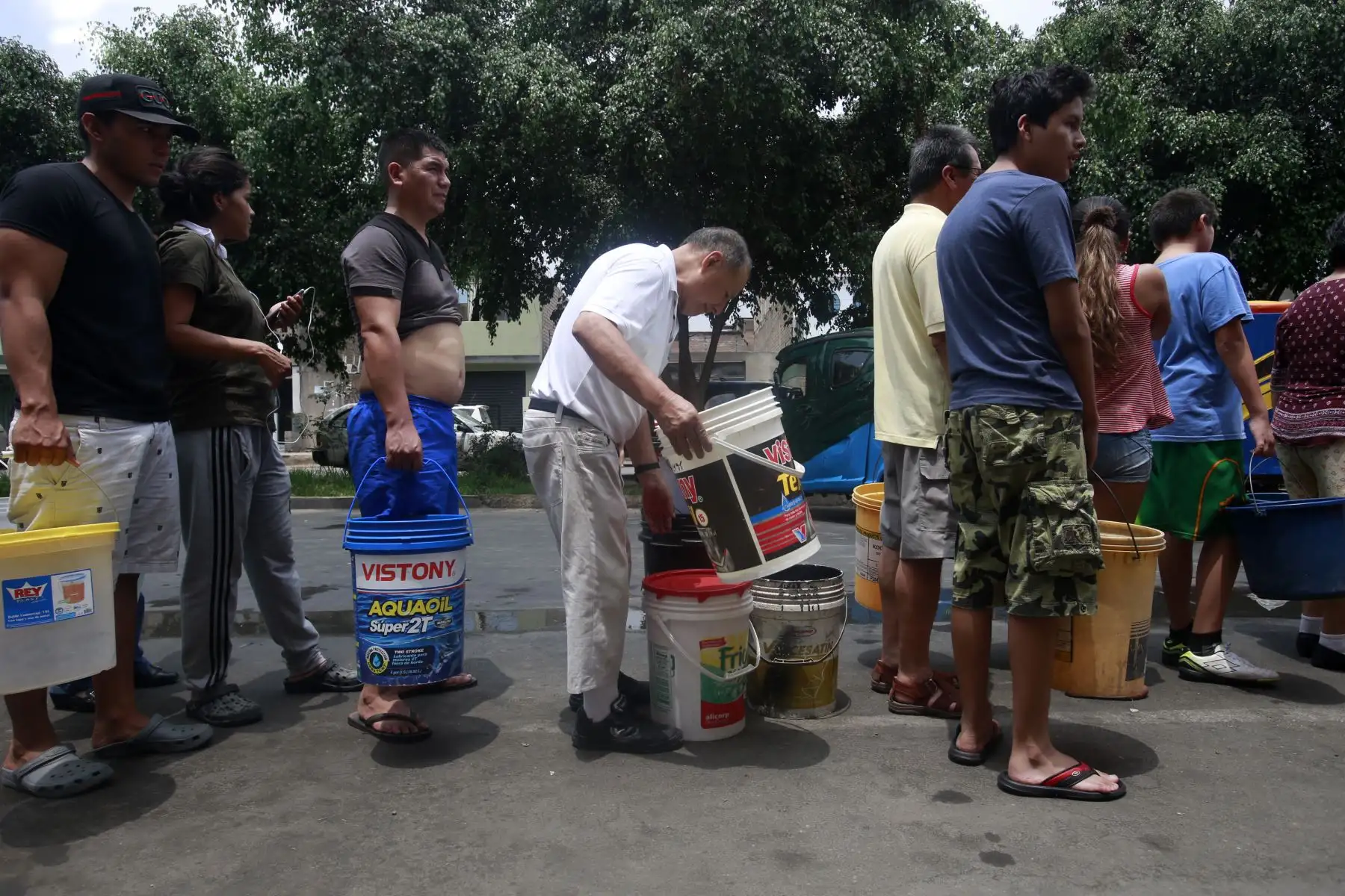 Vecinos afectados de San Juan de Lurigancho realizan colas para el llenado de agua potable. Foto: ANDINA/Nathalie Sayago