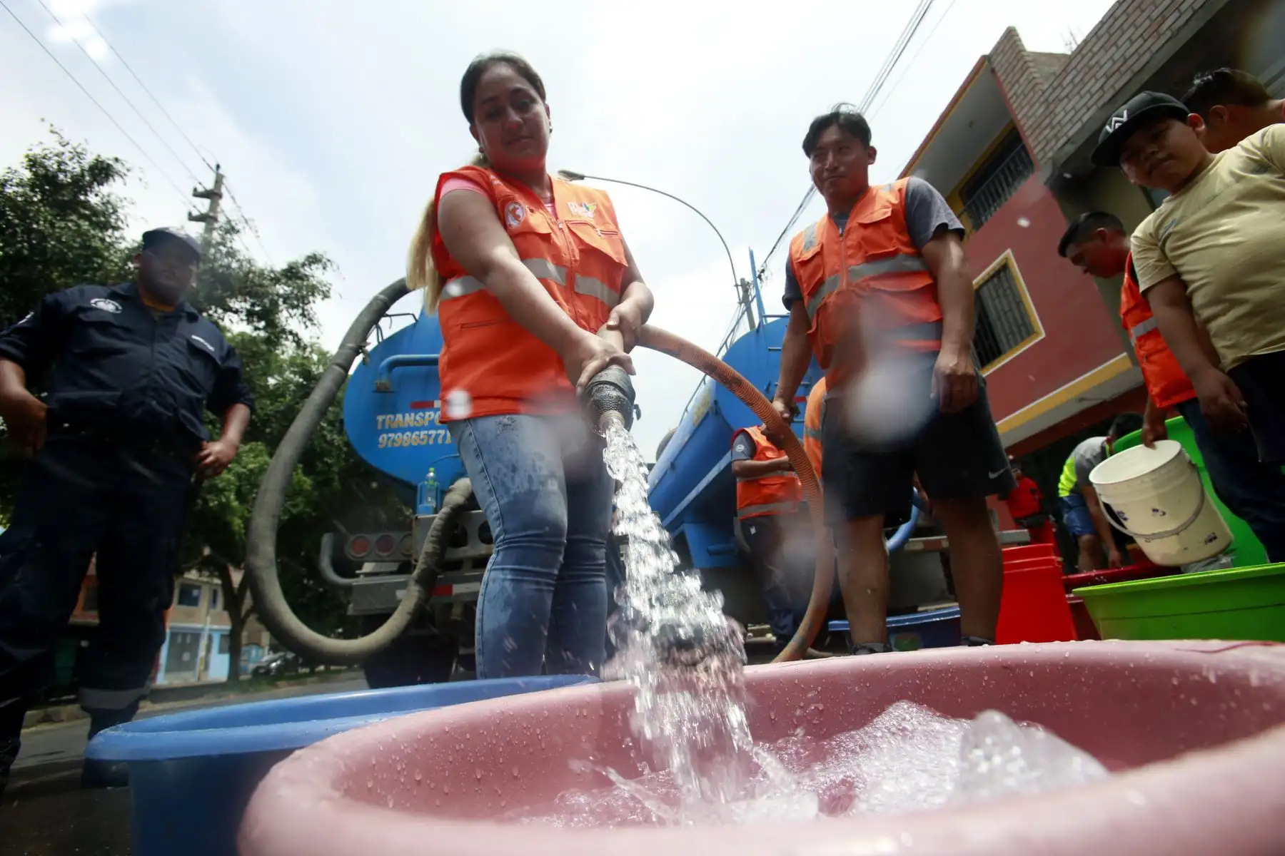 Surten de agua potable a los vecinos afectados por el aniego en San Juan de Lurigancho. Foto: ANDINA/Nathalie Sayago