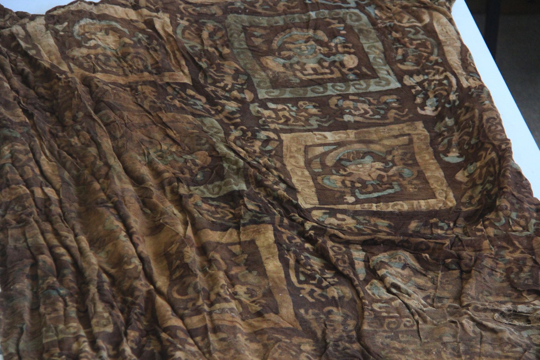 El hallazgo arqueológico de textiles que contienen imágenes de divinidades de la civilización Chimú, que cubrían a los menores que fueron sacrificados colectivamente hace 550 años, constituye un hecho inédito en el Perú, sostuvo el arqueólogo Gabriel Prieto, quien lidera el equipo encargado de esta investigación. ANDINA