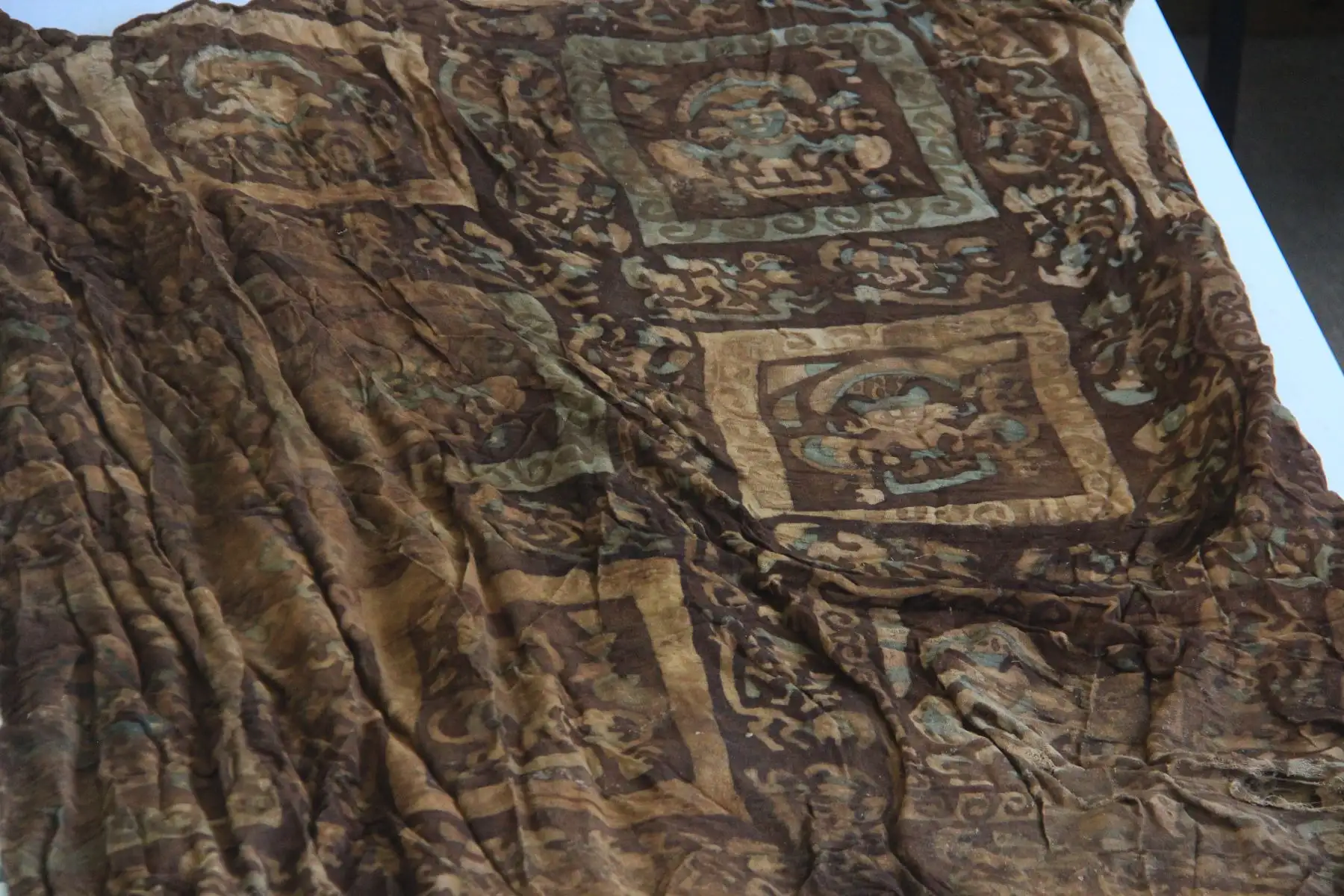 El hallazgo arqueológico de textiles que contienen imágenes de divinidades de la civilización Chimú, que cubrían a los menores que fueron sacrificados colectivamente hace 550 años, constituye un hecho inédito en el Perú, sostuvo el arqueólogo Gabriel Prieto, quien lidera el equipo encargado de esta investigación. ANDINA