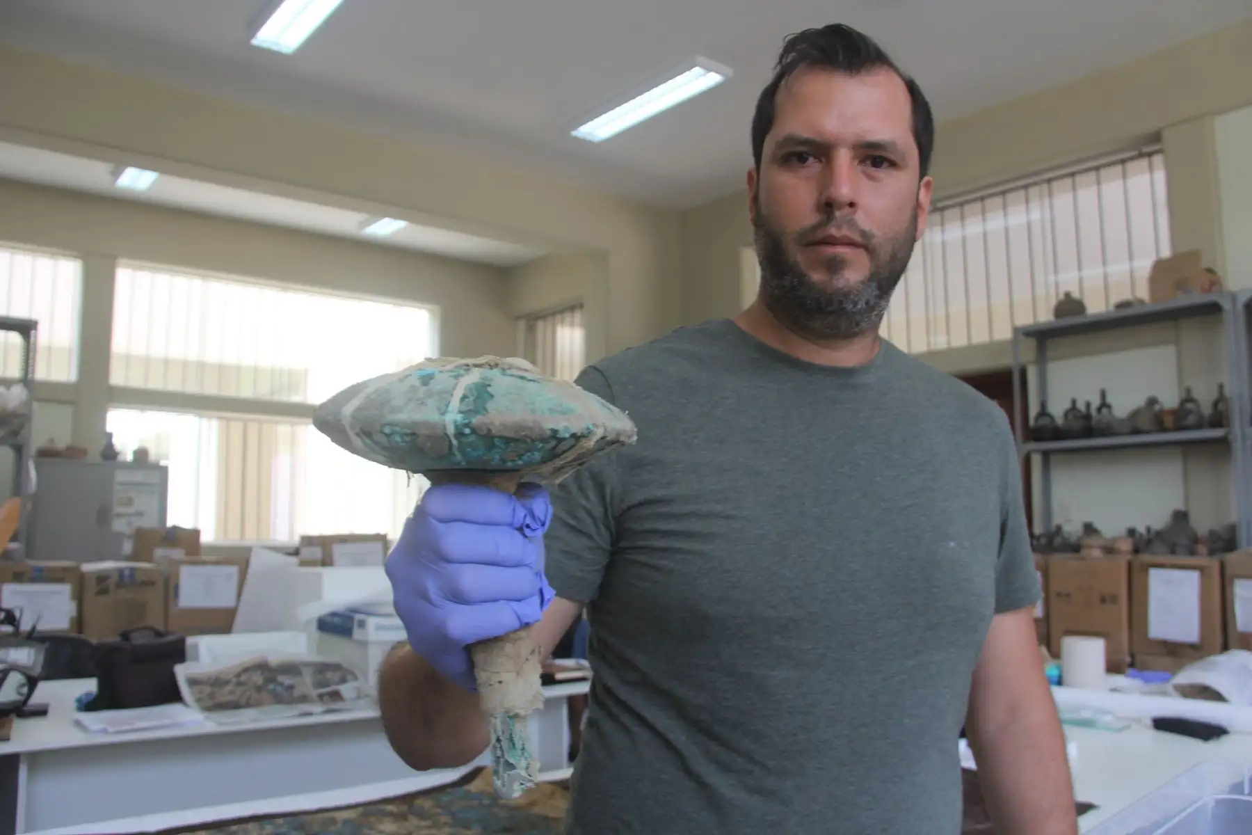 Arqueólogo Gabriel Prieto muestra el mazo con el que habrían sido sacrificados los niños en un ritual de la cultura Chimú. ANDINA/Luis Puell