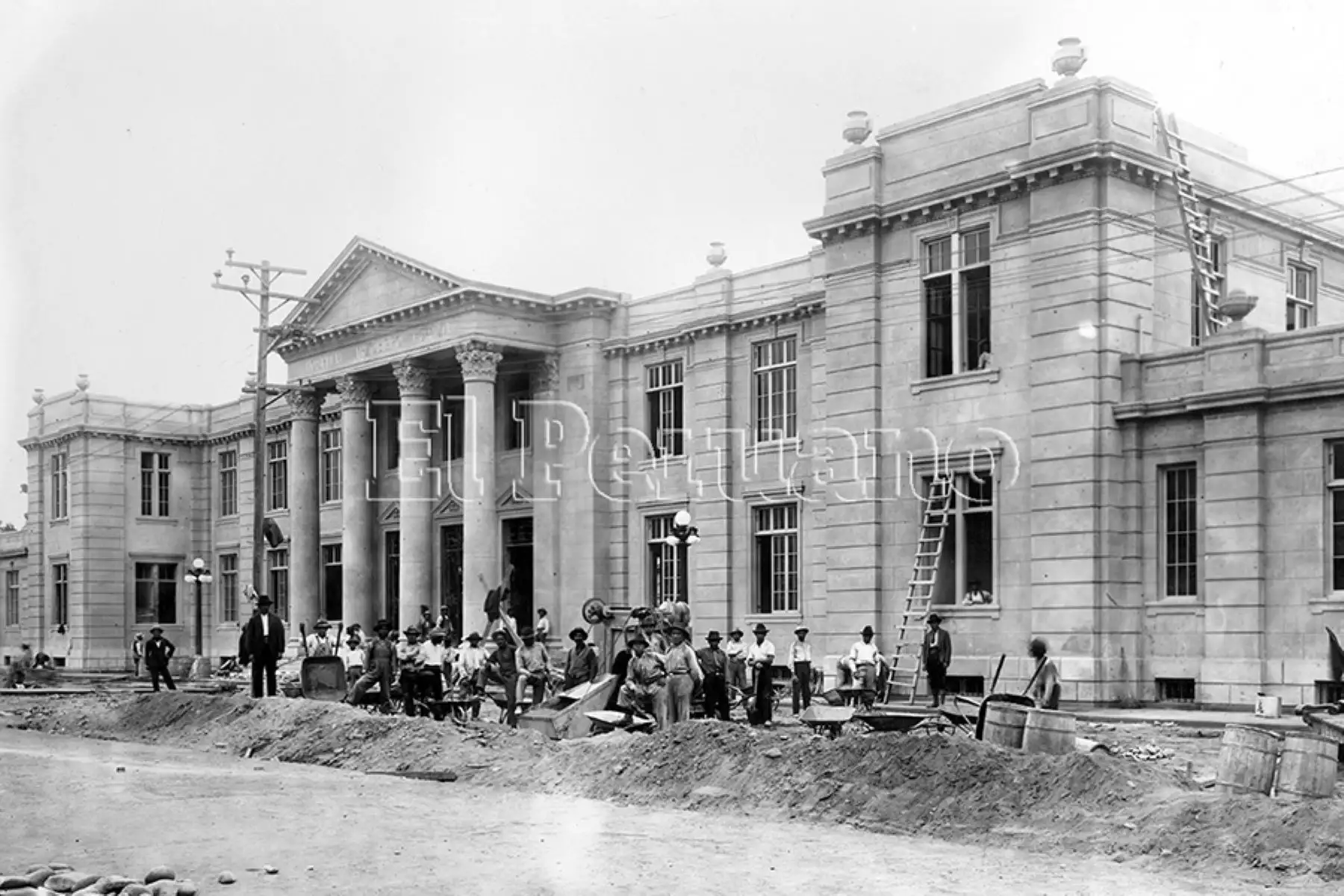 Lima - diciembre 1924 / Trabajadores en la construcción del Hospital Arzobispo Loayza. Foto: Archivo Histórico de EL PERUANO. Foto: ANDINA/archivo