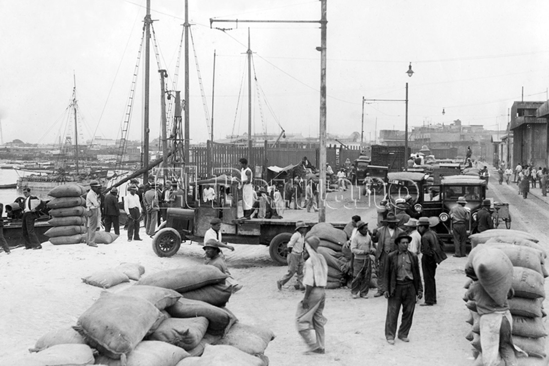 Callao - 1930 / Estibadores. Descarga de cabotaje en el muelle Dársena del Callao. Foto: Archivo Histórico de EL PERUANO.