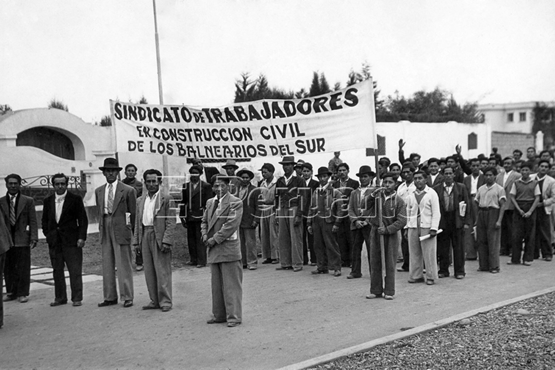 Lima – década 1940 / Manifestación del Sindicato de Trabajadores en Construcción Civil de los Balnearios del Sur. Foto: Archivo Histórico de EL PERUANO.