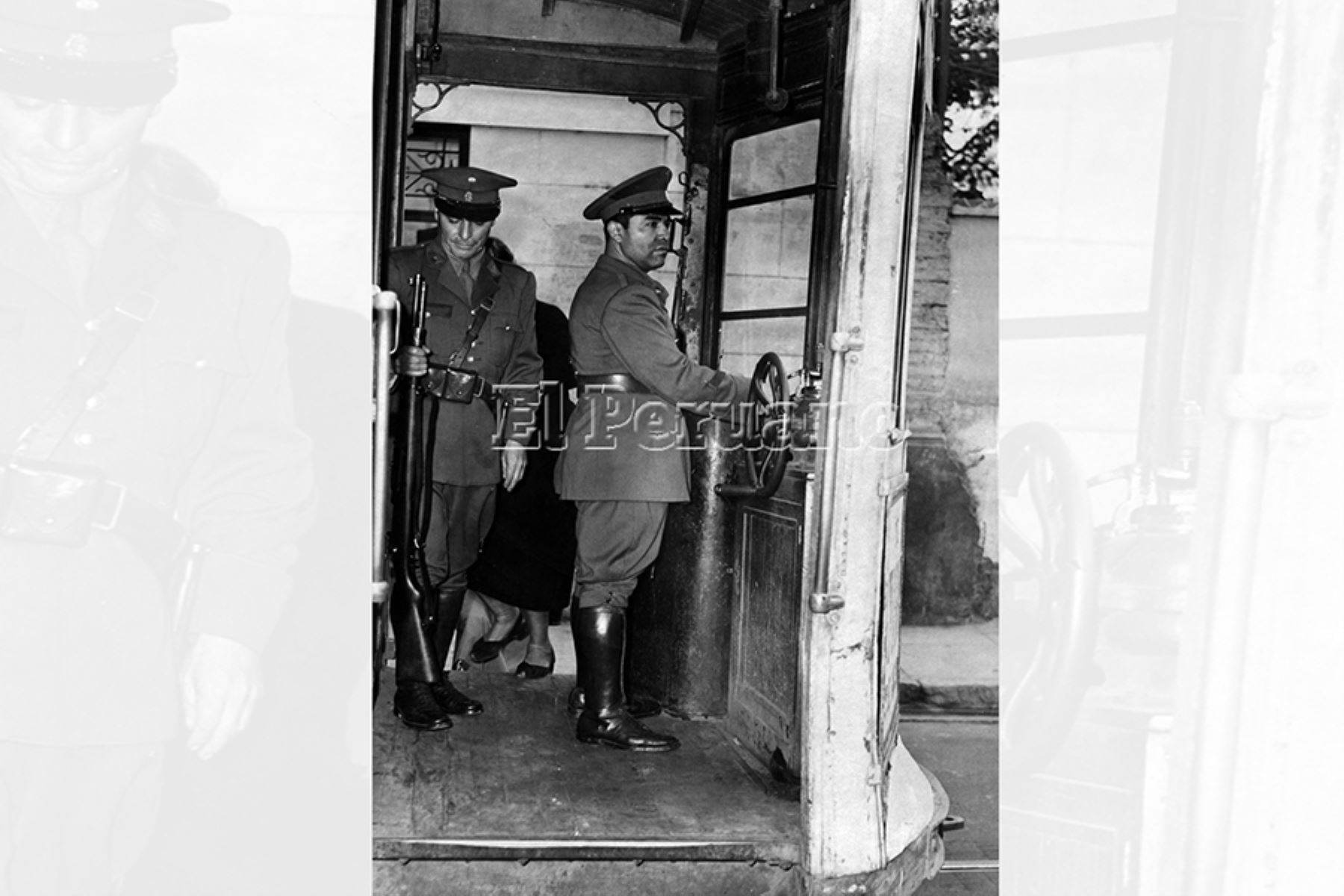 Lima - 17 setiembre 1953 / Conductor de tranvía en el centro de la ciudad. Foto: Archivo Histórico de EL PERUA