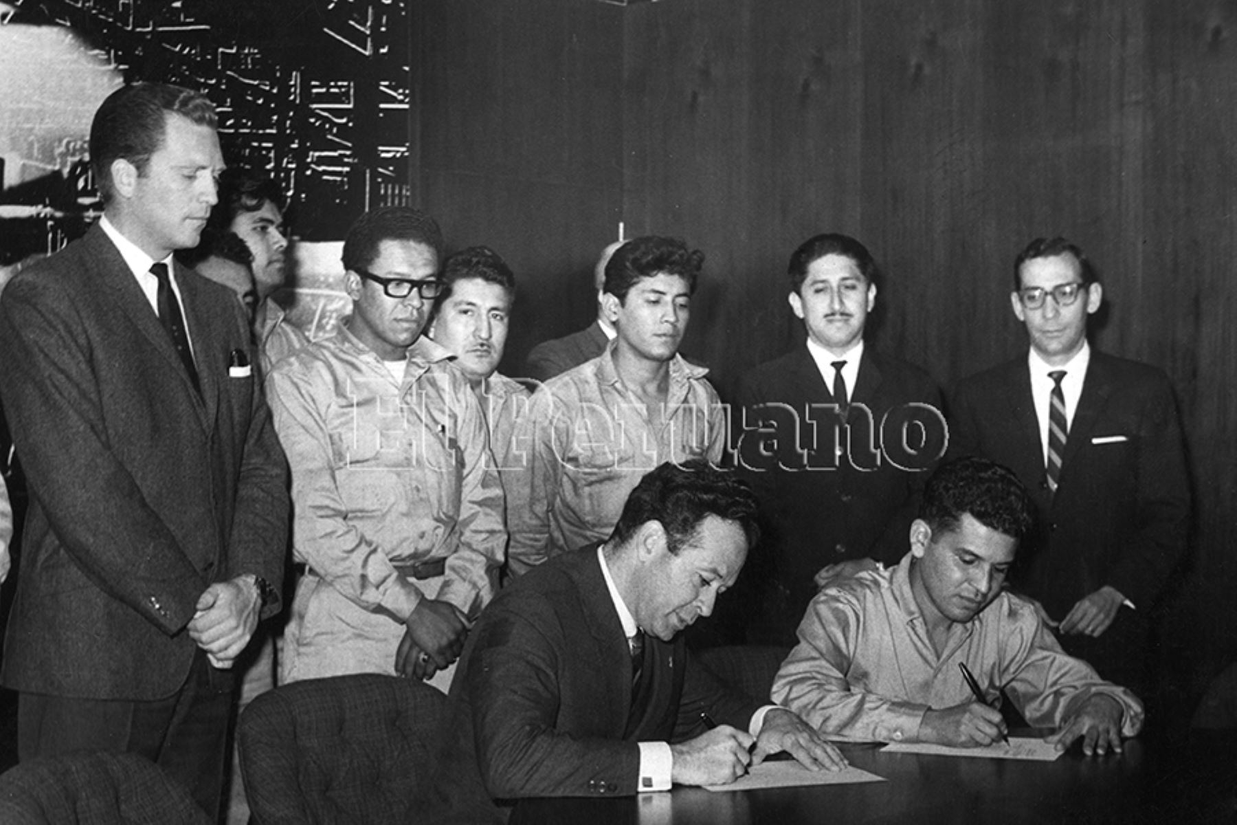 Lima - 8 agosto 1966 / Negociación colectiva. Firma del acuerdo entre los dirigentes del sindicato y funcionarios de la General Motor del Perú. Foto: Archivo Histórico de EL PERUANO.