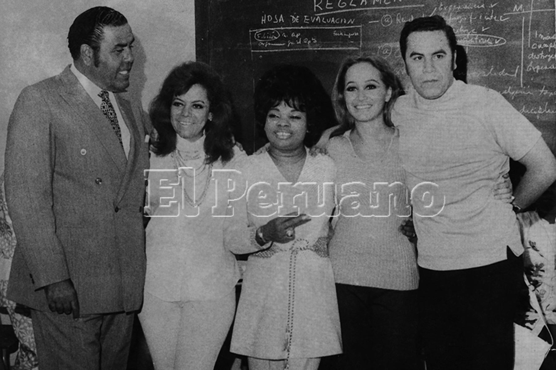 Lima - 25 febrero 1971 / Lucha Reyes, "La Morena de Oro del Perú",  con Augusto Ferrando, el compositor Augusto Polo Campos  y Cecilia Bracamonte. Foto: Archivo Histórico de EL PERUANO
