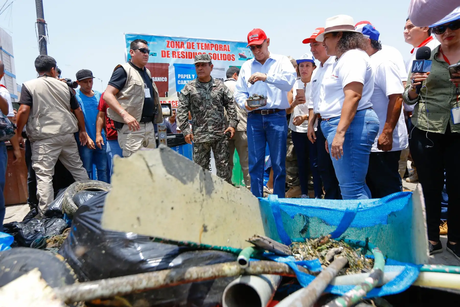 Jefe de Estado supervisa el desarrollo de la jornada de educación y sensibilización ambiental “Playas Limpias 2019" en el Balneario de Pucusana. Foto: ANDINA/Prensa Presidencia