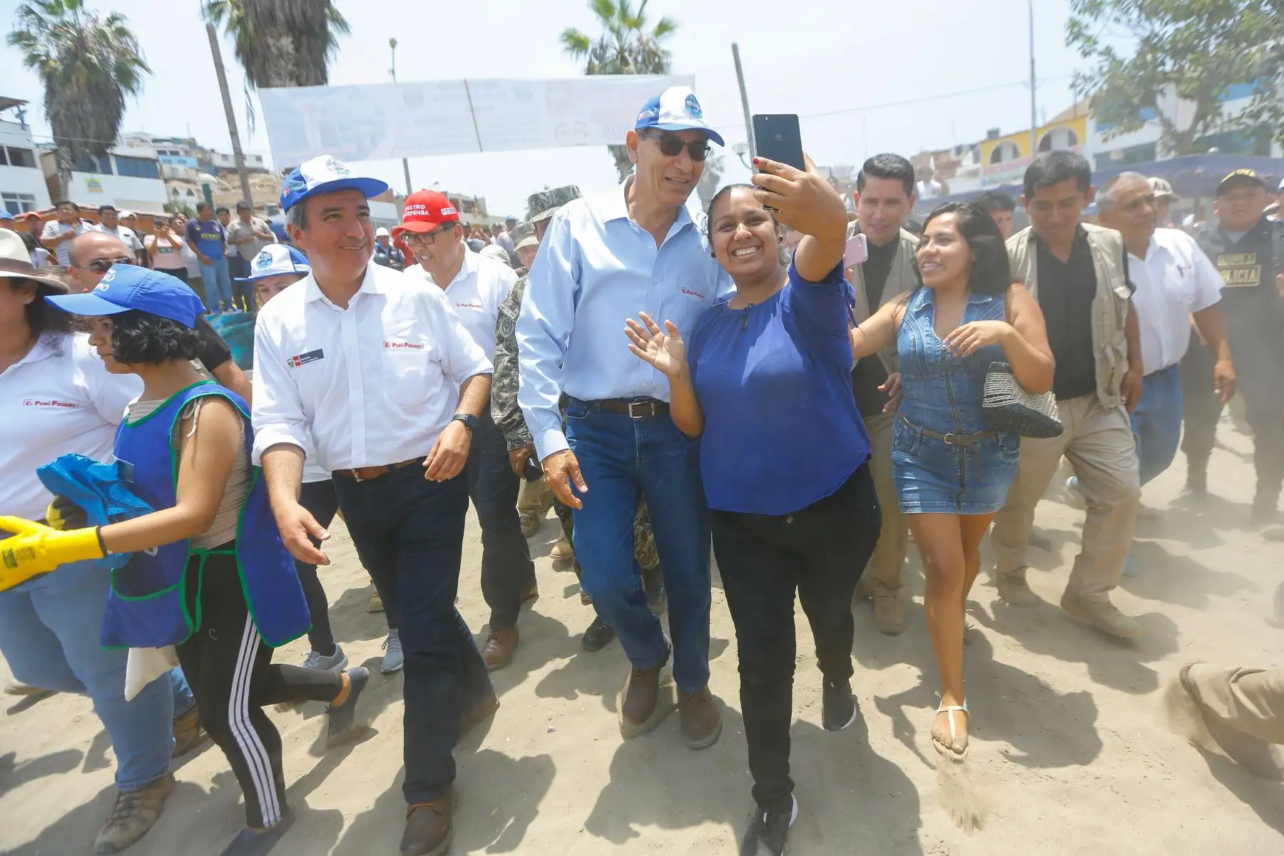 Jefe de Estado supervisa el desarrollo de la jornada de educación y sensibilización ambiental “Playas Limpias 2019" en el Balneario de Pucusana. Foto: ANDINA/Prensa Presidencia