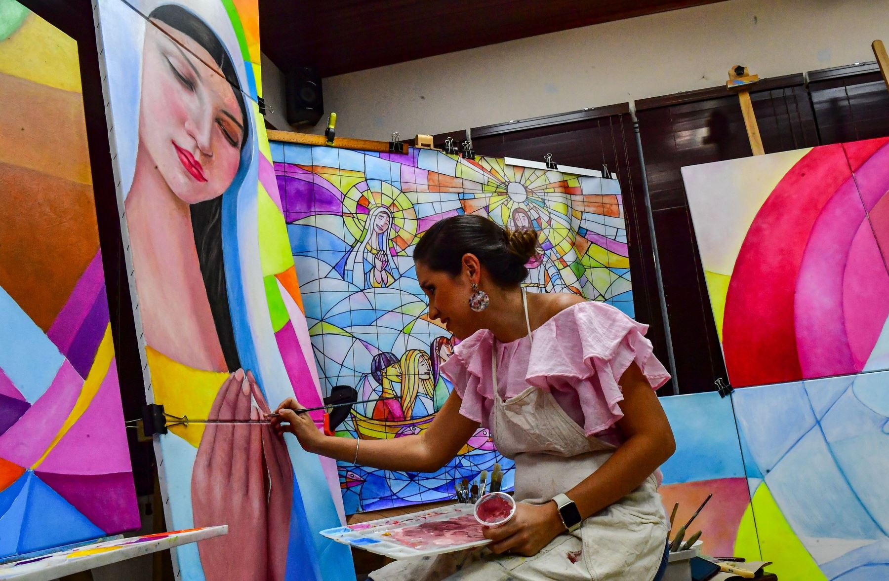 Una estudiante del artista ecuatoriano Iván Delgado trabaja en el mural gigante, que será el telón de fondo de la misa del Papa Francisco durante la Jornada Mundial de la Juventud en la Ciudad de Panamá Foto: AFP