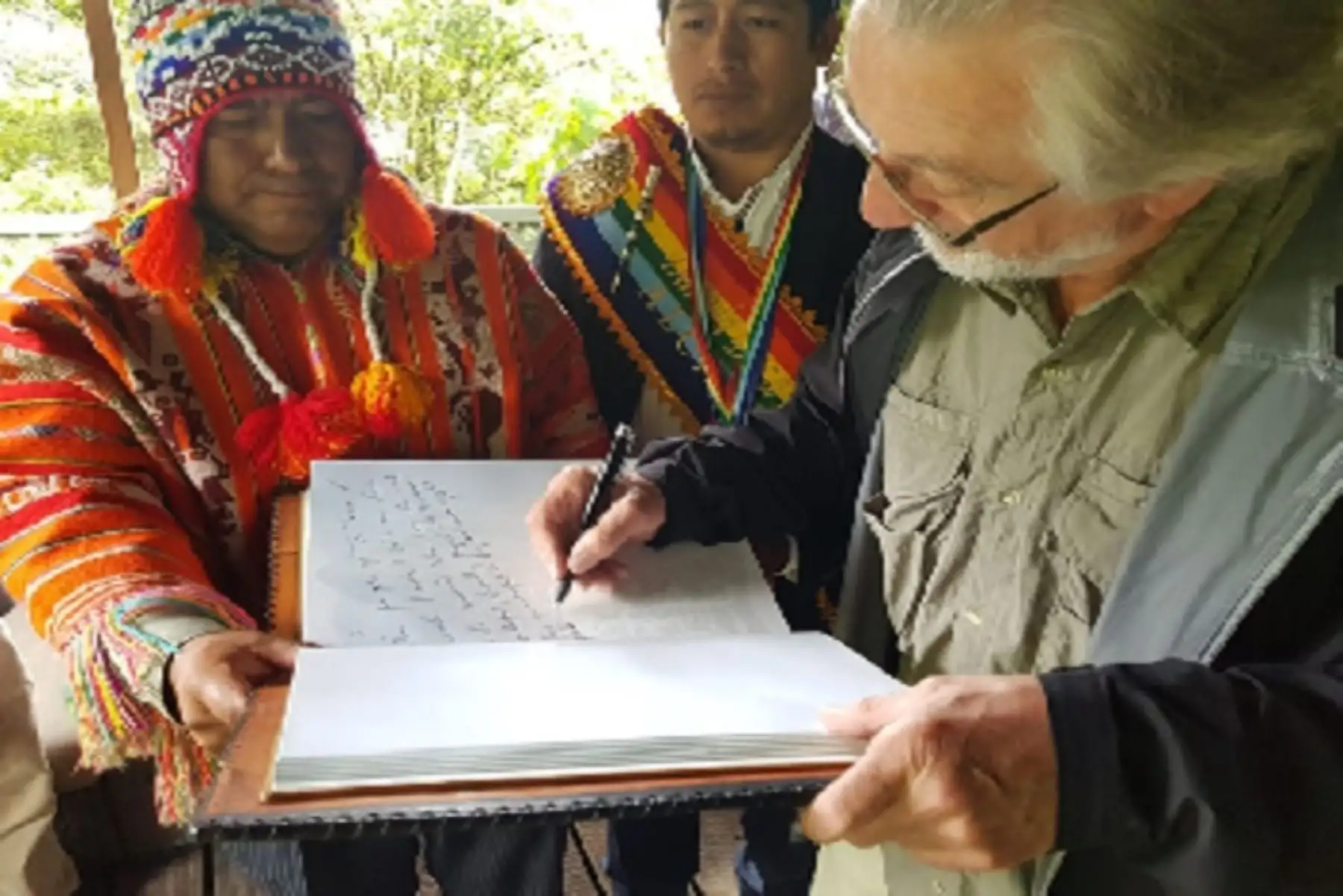 Los alcaldes de Machu Picchu Pueblo, Darwin Baca, y de Yucay, Leocadio Madera, ambos de la provincia cusqueña de Urubamba, compartieron esta tarde momentos inolvidables junto al actor Robert de Niro, en el patio del hotel Santuary Lodge, ubicado cerca de la ciudadela Inca de Machu Picchu