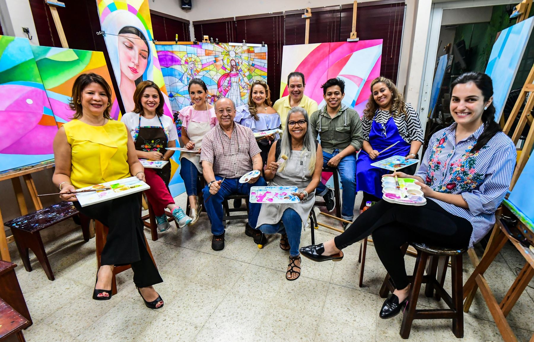 El artista ecuatoriano Iván Delgado y un grupo de sus estudiantes posan en su taller en la Ciudad de Panamá Foto: AFP