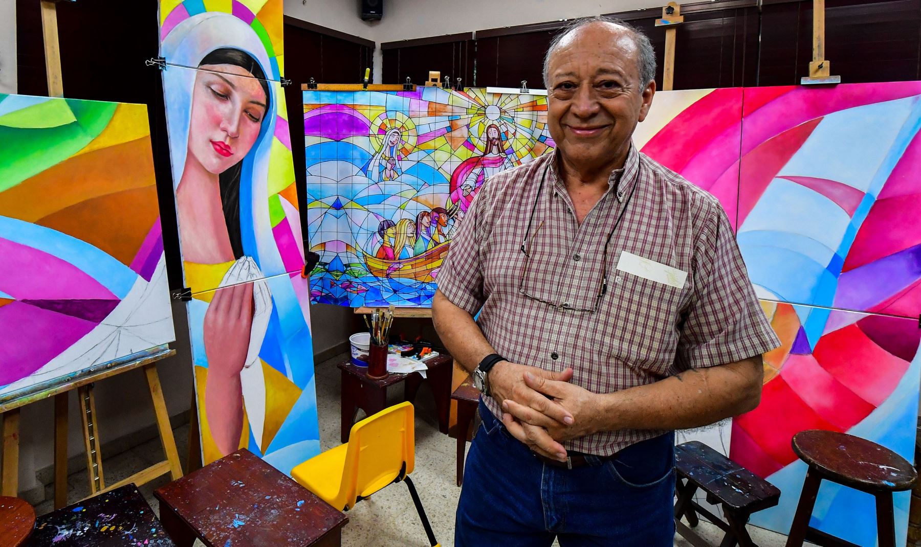 El artista ecuatoriano Iván Delgado posa para una foto durante una entrevista con AFP en su taller en Ciudad de Panamá Foto: AFP