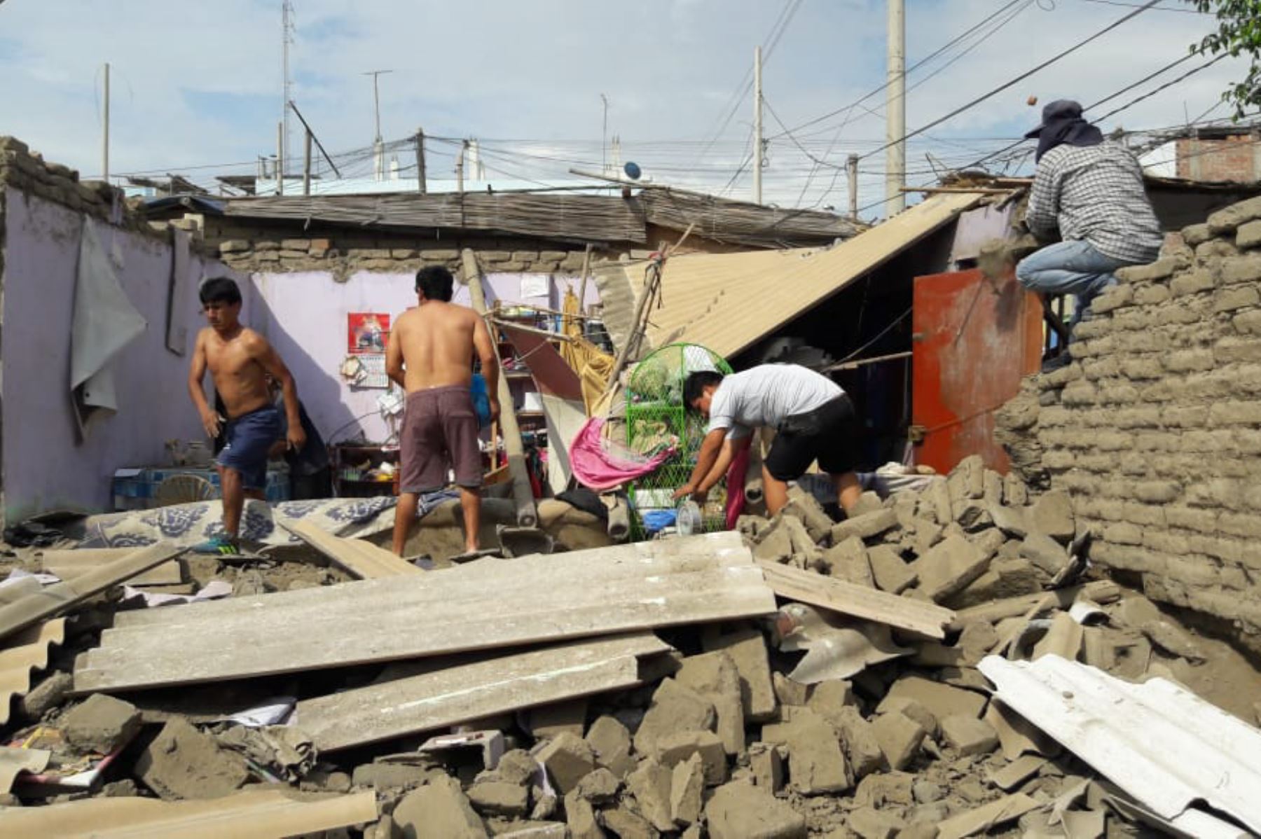 El sismo de magnitud 5.3, que remeció esta tarde Chimbote, provocó el colapso de una vivienda. Foto: ANDINA/Gonzalo Horna