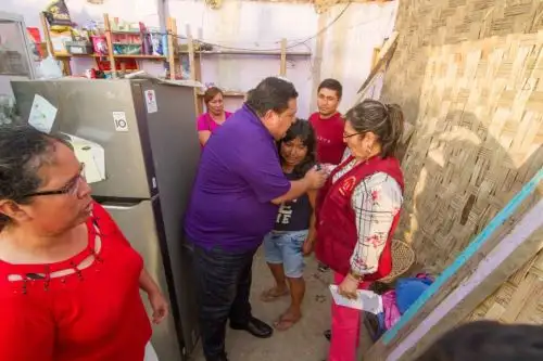 El alcalde provincial del Santa, Roberto Briceño Franco, visitó a la familia Caldas Pimentel, damnificada por el sismo de magnitud 5.3. Foto: ANDINA/Gonzalo Horna
