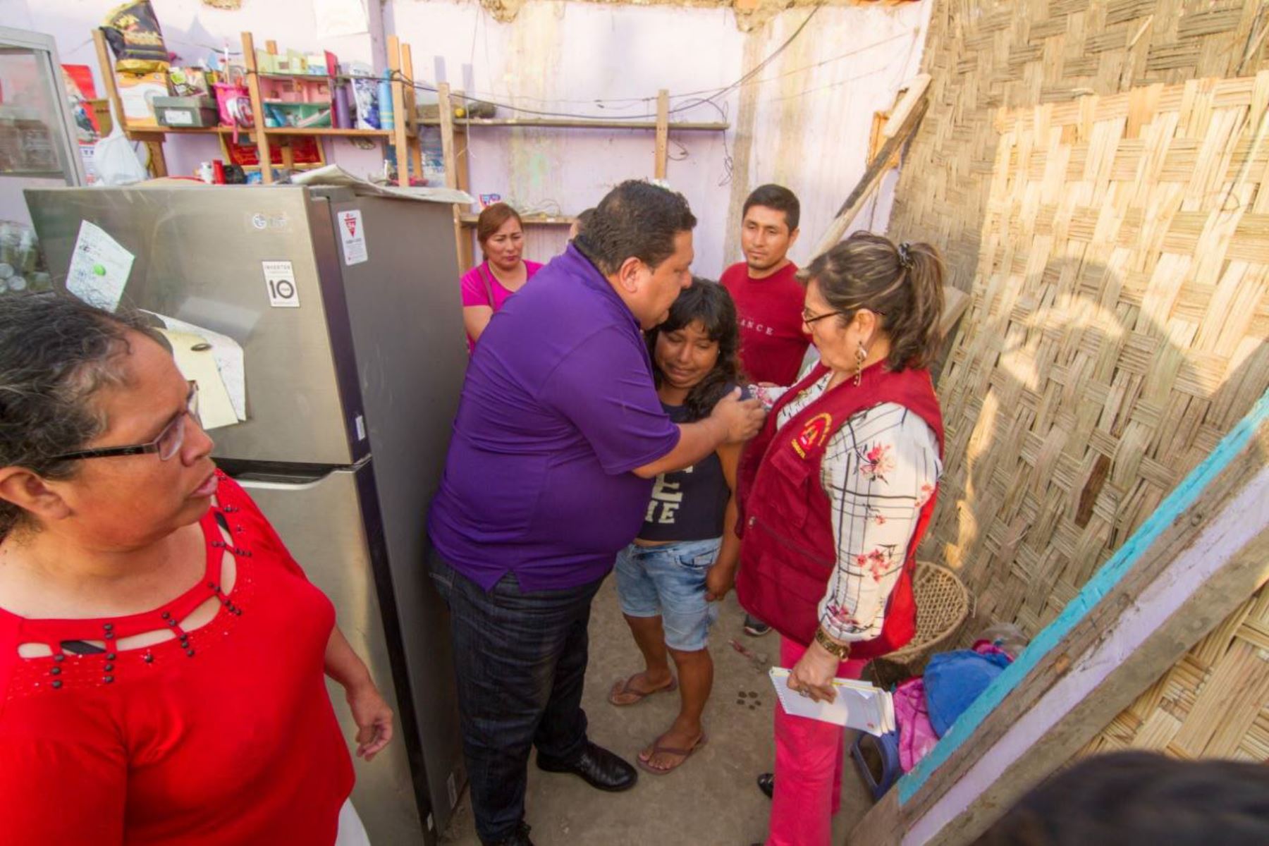 El alcalde provincial del Santa, Roberto Briceño Franco, visitó a la familia Caldas Pimentel, damnificada por el sismo de magnitud 5.3. Foto: ANDINA/Gonzalo Horna