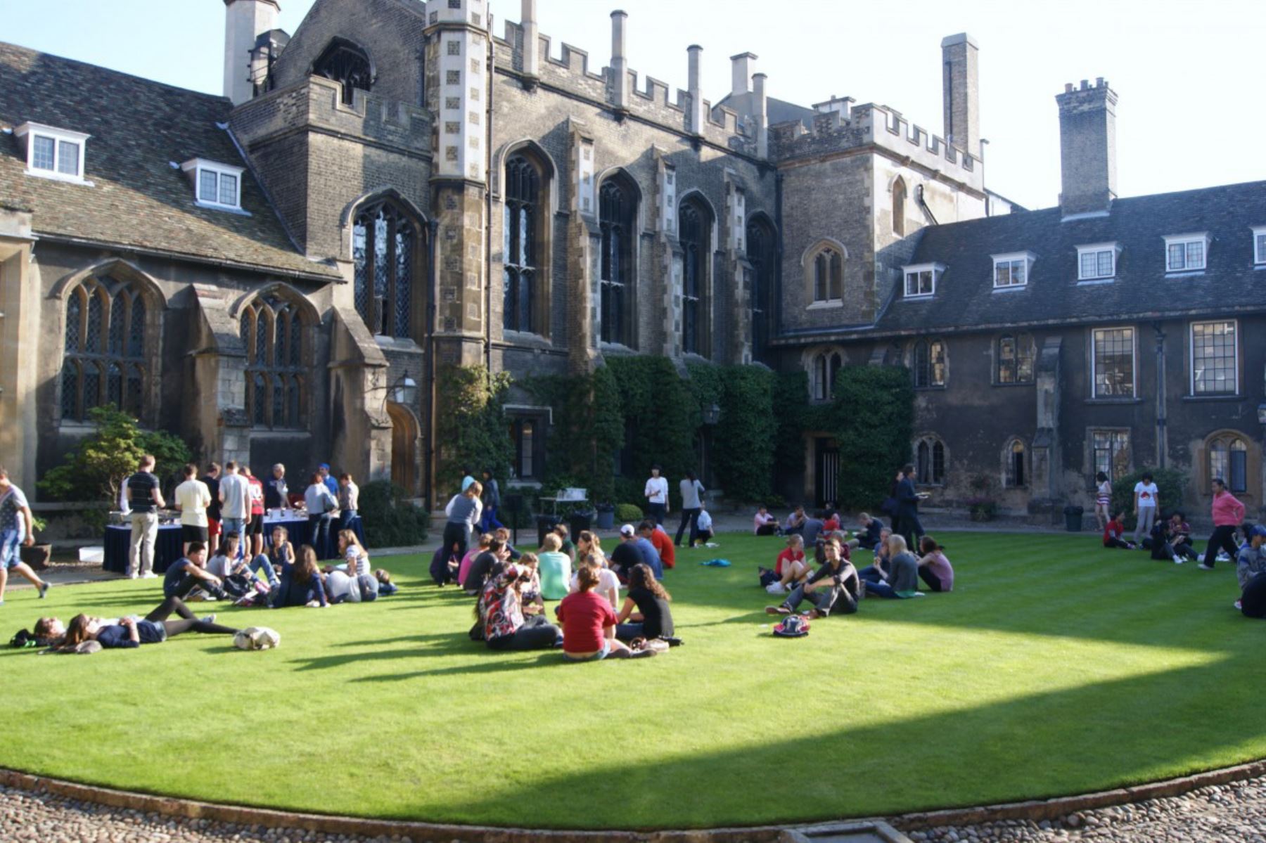 Jóvenes, estudiantes, Reino Unido, universidad en el extranjero, maestrías. Foto: Trotamundos