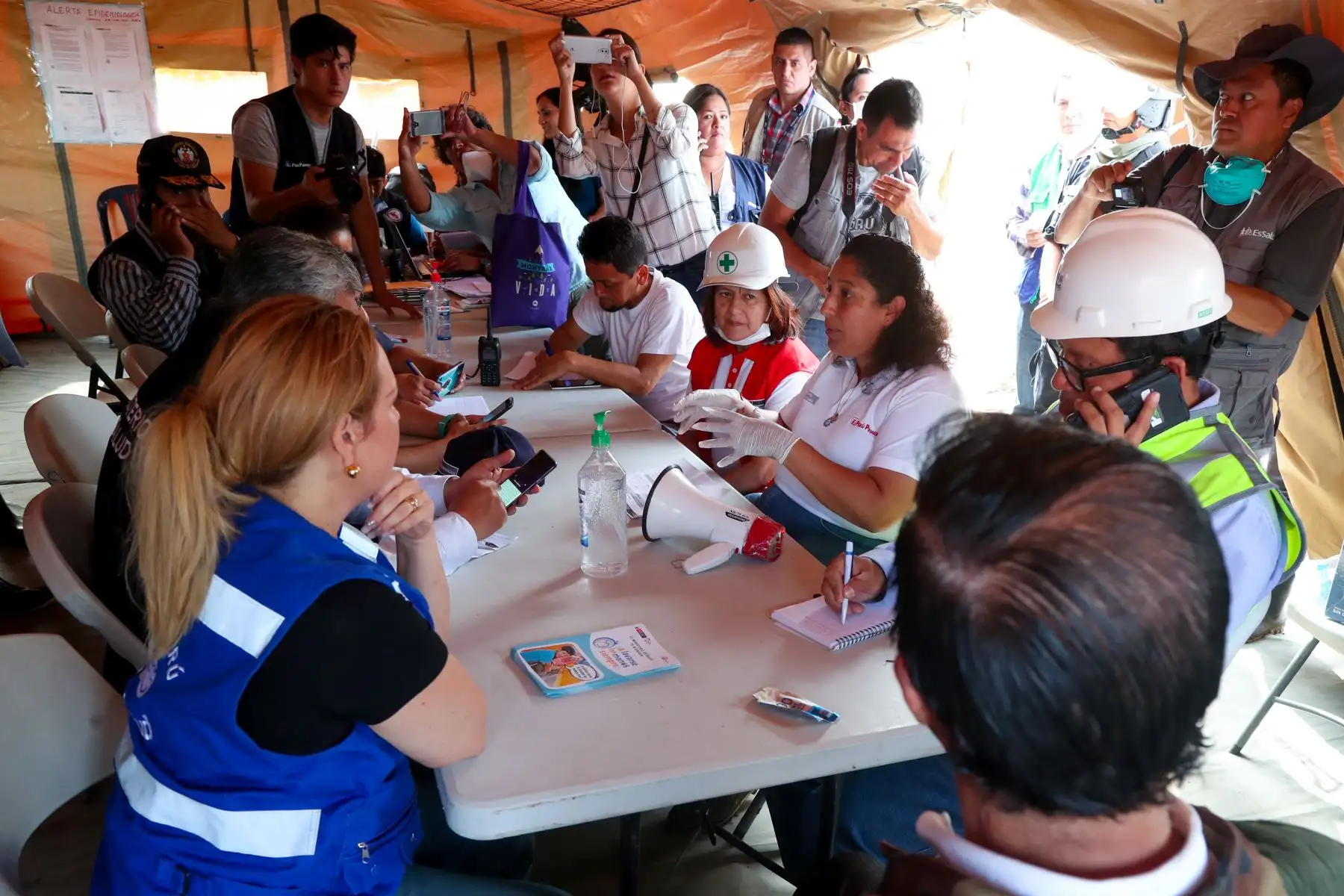 La ministra del Ambiente, Fabiola Muñoz, inspecciona zona afectada por aniego en San Juan de Lurigancho. Foto: ANDINA/Difusión MINAM