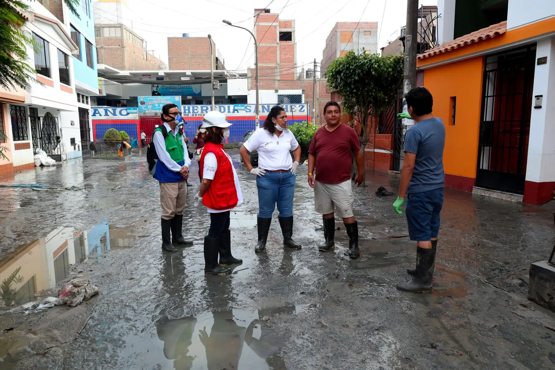 La ministra del Ambiente, Fabiola Muñoz, inspecciona zona afectada por aniego en San Juan de Lurigancho. Foto: ANDINA/Difusión MINAM
